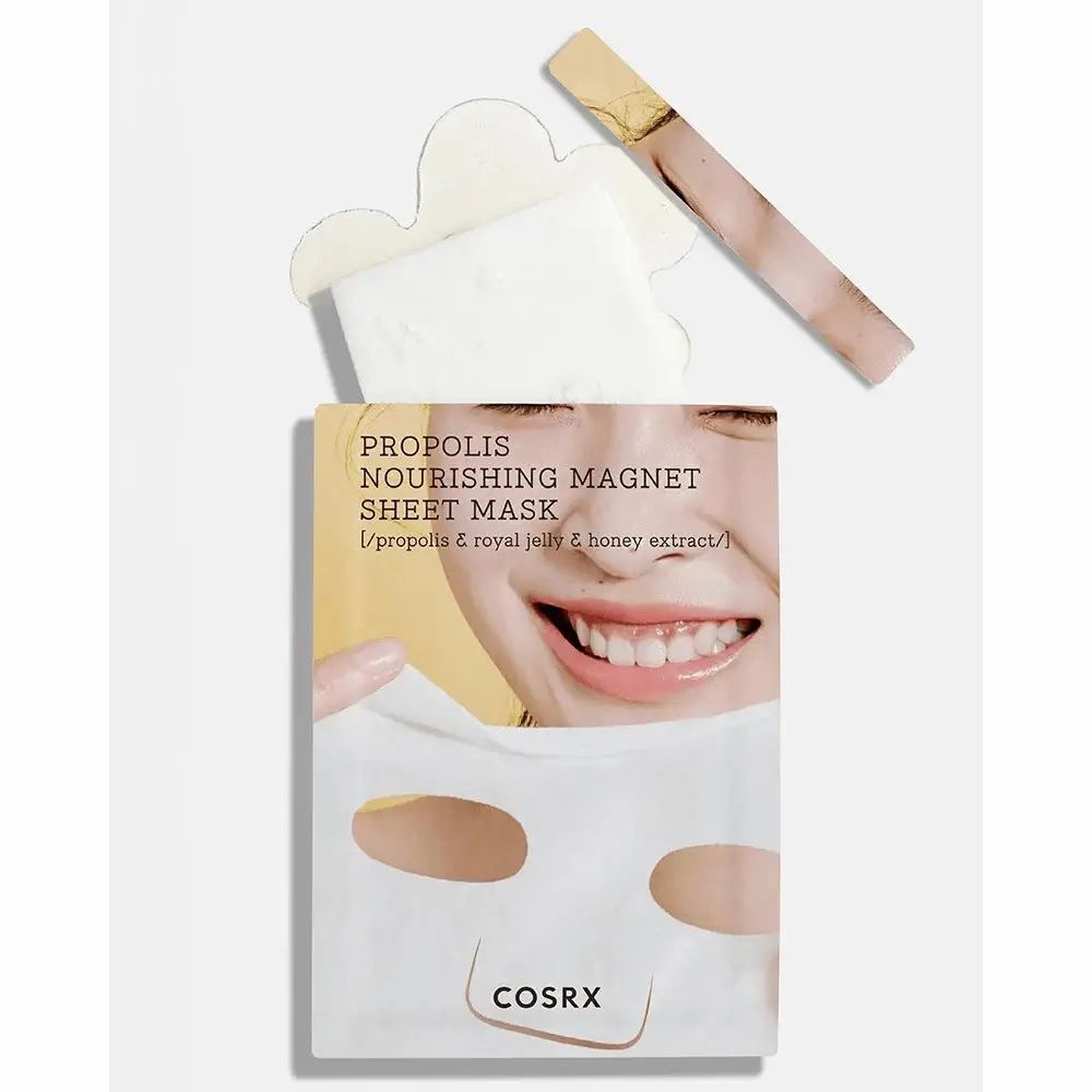 Confezione e accessori. Confezione con testo: PROPOLIS NOURISHING MAGNET SHEET MASK. Marchio: COSRX. Spatola e maschera accanto.