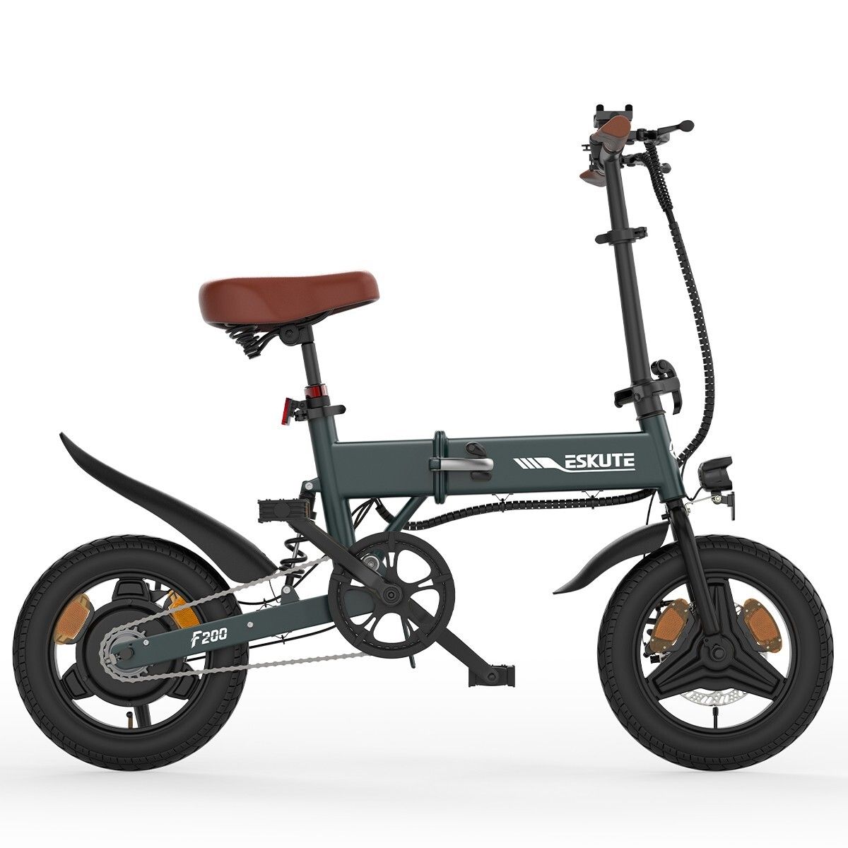 Bicicletta elettrica ESKUTE F200 verde. Sella e manopole marroni. Parafanghi e pneumatici neri. Freni a disco. Scritta F200.