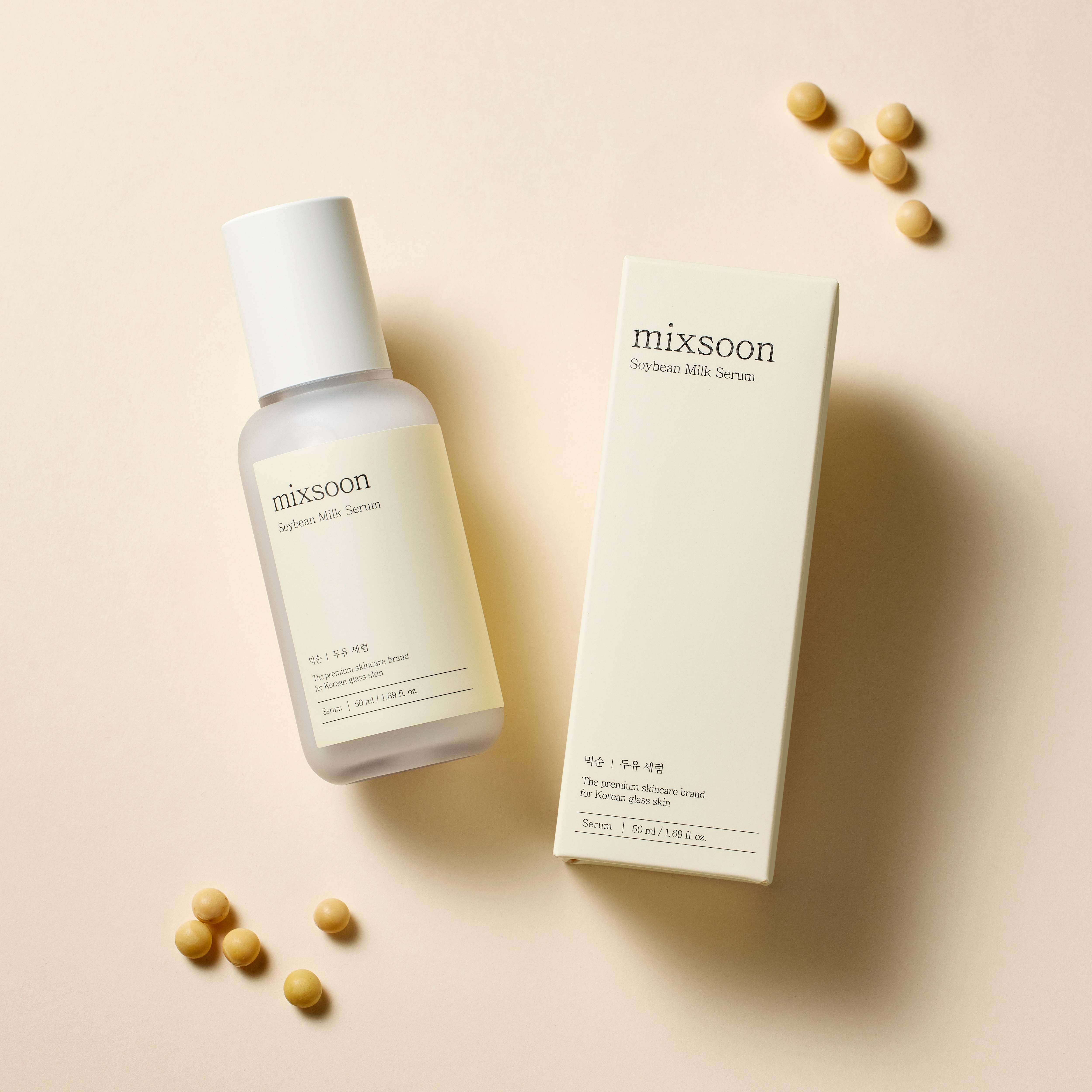 Flacone di siero e scatola. Scritta: mixsoon Soybean Milk Serum. Etichetta e scatola beige. Semi di soia.
