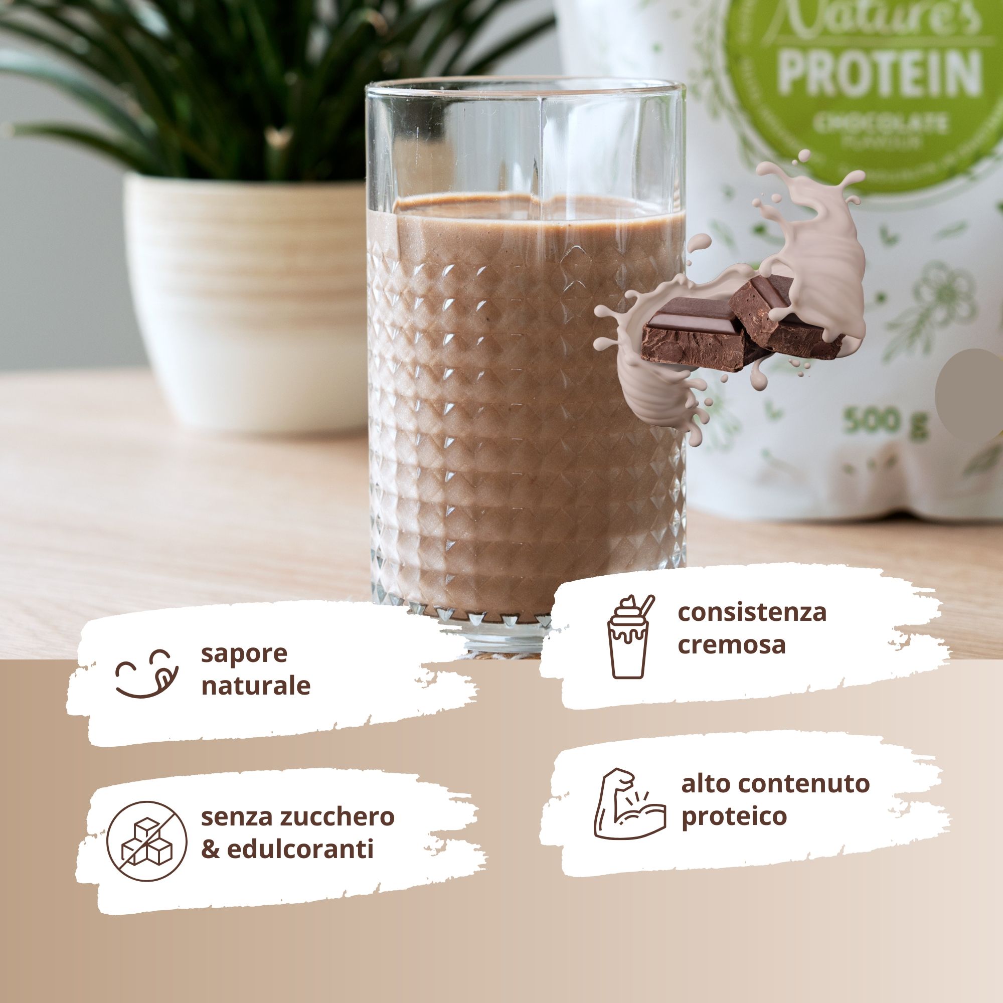 Bicchiere di frullato proteico al cioccolato, accanto alla confezione di nutri+ Nature's Protein Powder. Mostra le caratteristiche.