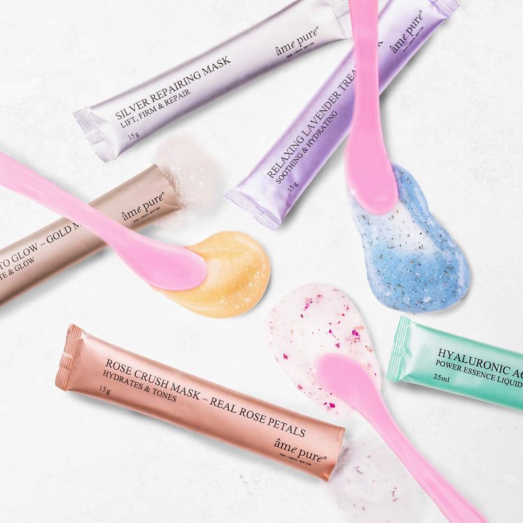 Varie maschere e spatole. Maschere di diversi colori e consistenze. Spatole rosa.