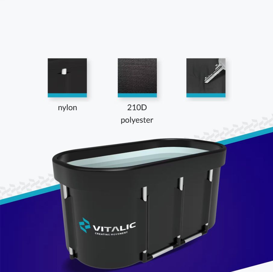 Vaschetta per ghiaccio nera con logo VITALIC. Materiali nylon e poliestere. Sfondo blu e bianco. Vista del prodotto.