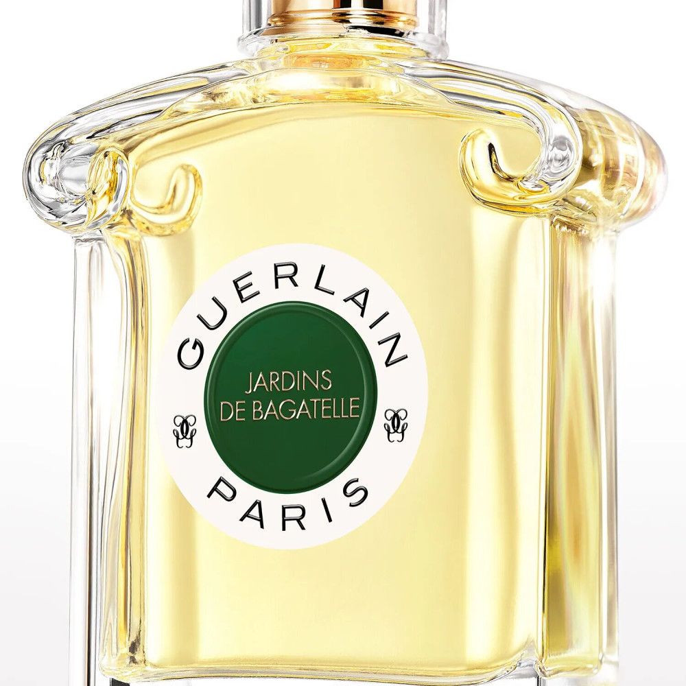 Flacone di profumo con etichetta. Testo: Guerlain, Jardins de Bagatelle, Paris. Cerchio verde.