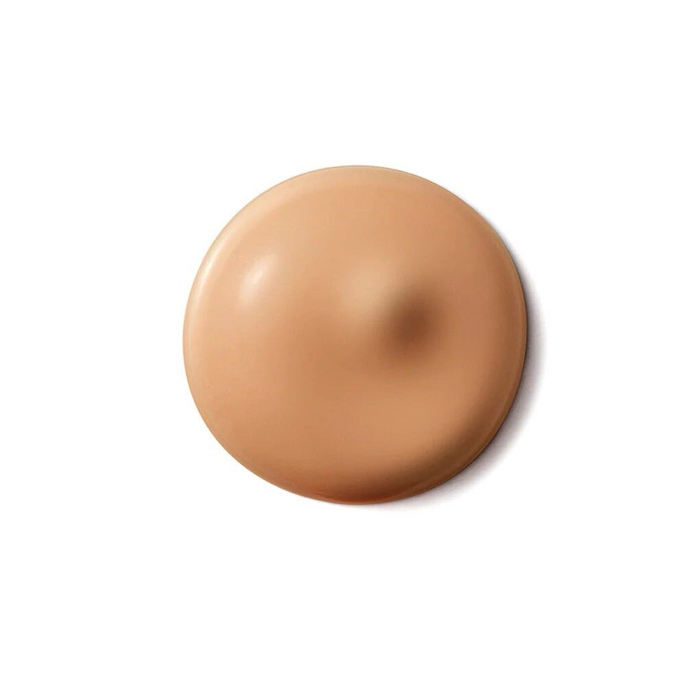 Goccia di Bourjois Healthy Mix Beautifier. Tonalità marrone chiaro. Su sfondo bianco.