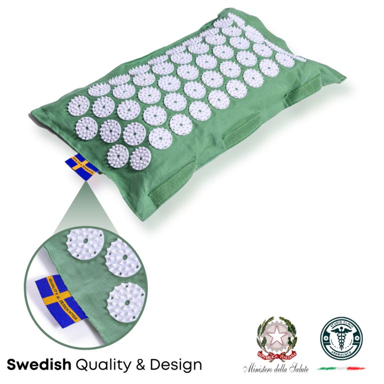 Cuscino verde con punte bianche. Bandiera svedese e testo 'Swedish Quality & Design'.