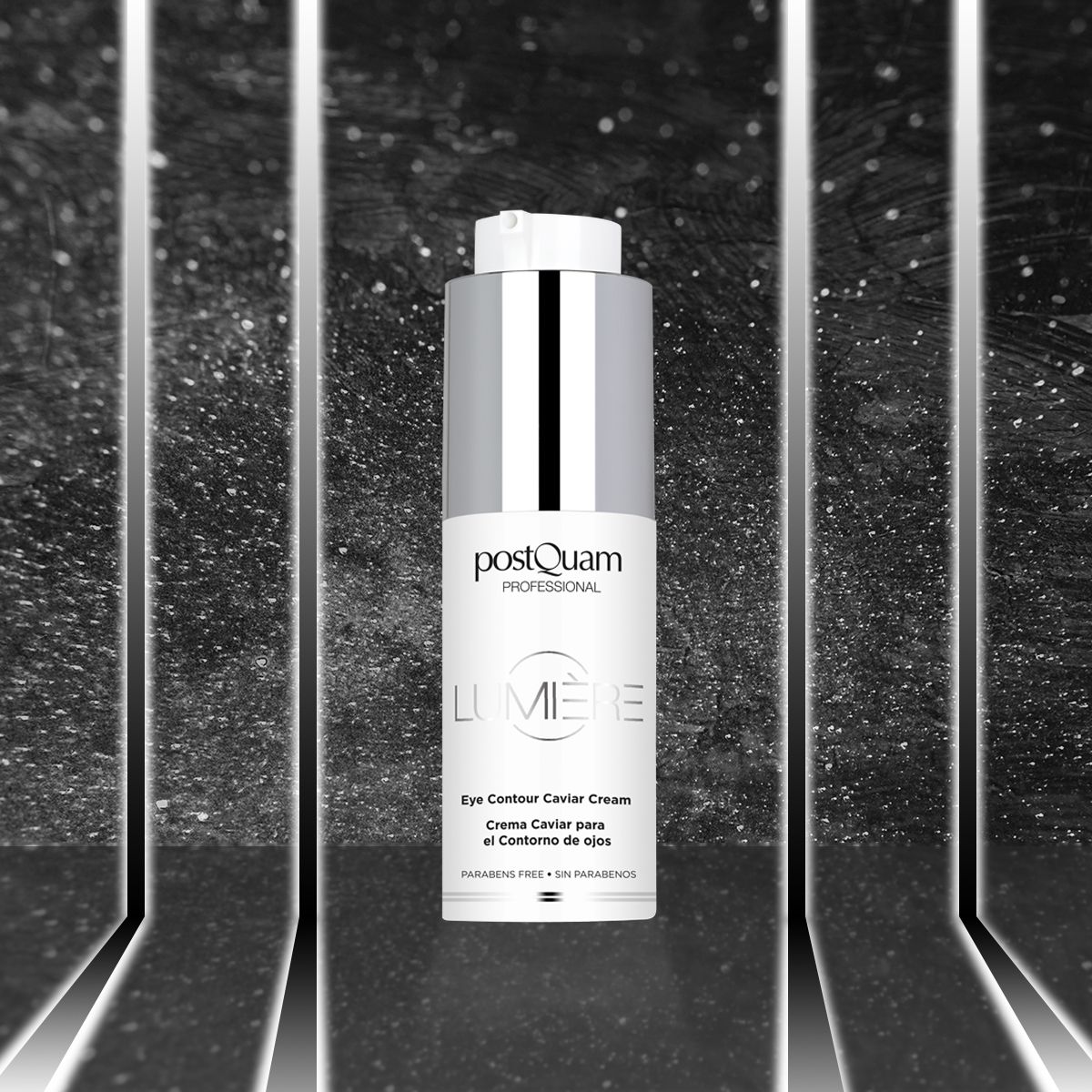 Flacone di crema con tappo argentato. Scritta: PostQuam Professional, Lumière, Eye Contour Caviar Cream. Senza parabeni. Su sfondo nero.