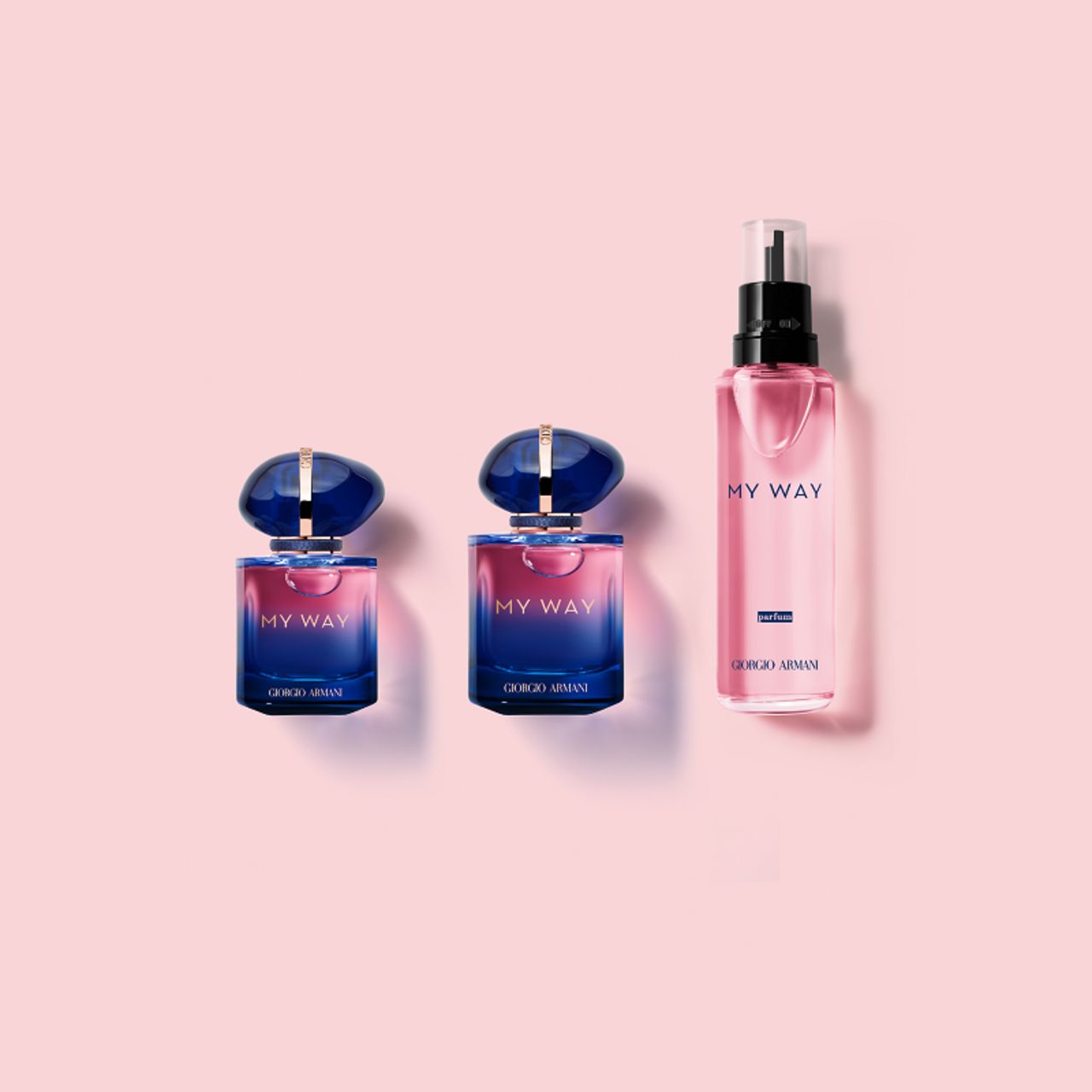 Tre flaconi Giorgio Armani My Way Le Parfum e un vaporizzatore. Sfondo rosa. Flaconi con tappo blu e sfumatura rosa-blu.