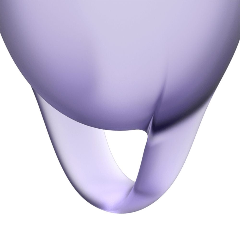 Primo piano dell'anello di una coppetta mestruale viola.