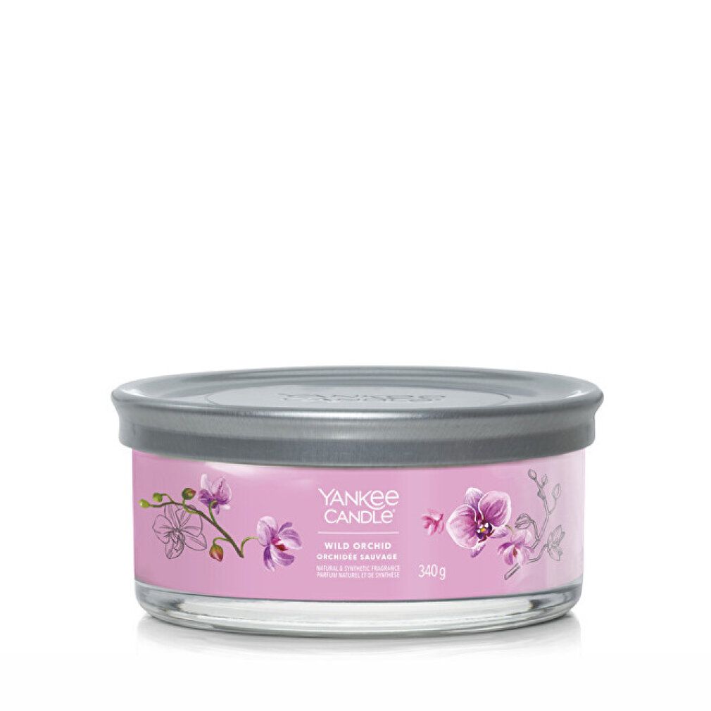 Candela rotonda con coperchio. Cera rosa, stampa floreale. Marchio Yankee Candle, scritta Wild Orchid. Peso 340g.