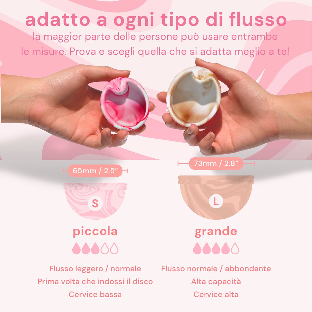 Due mani tengono dischi mestruali di diverse dimensioni. Uno è rosa e bianco, l'altro beige.