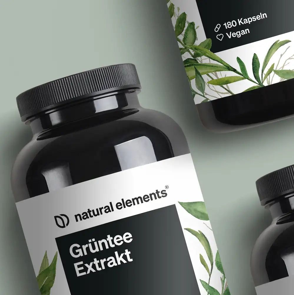 Diverse bottiglie nere con etichette. Le etichette riportano 'Grüntee Extrakt' e '180 capsule'. Il logo di natural elements è visibile.