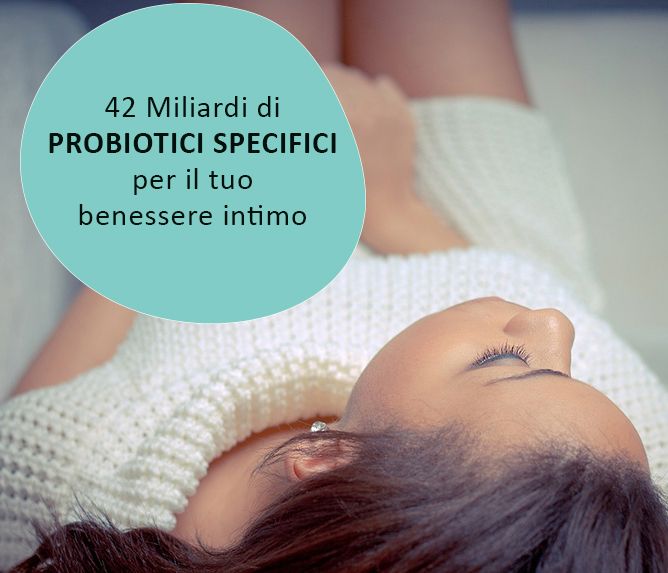 Donna sdraiata sulla schiena. Testo in un fumetto: 42 miliardi di probiotici specifici per il tuo benessere intimo.