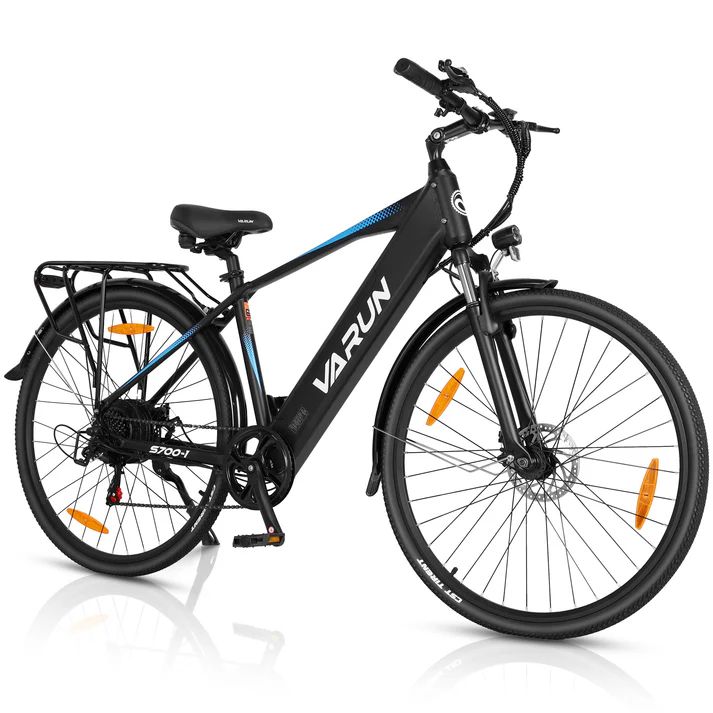 E-bike nero VARUN S700-1. Portapacchi, parafanghi, catarifrangenti arancioni. Pneumatici neri, cerchi. Dettagli blu sul telaio.