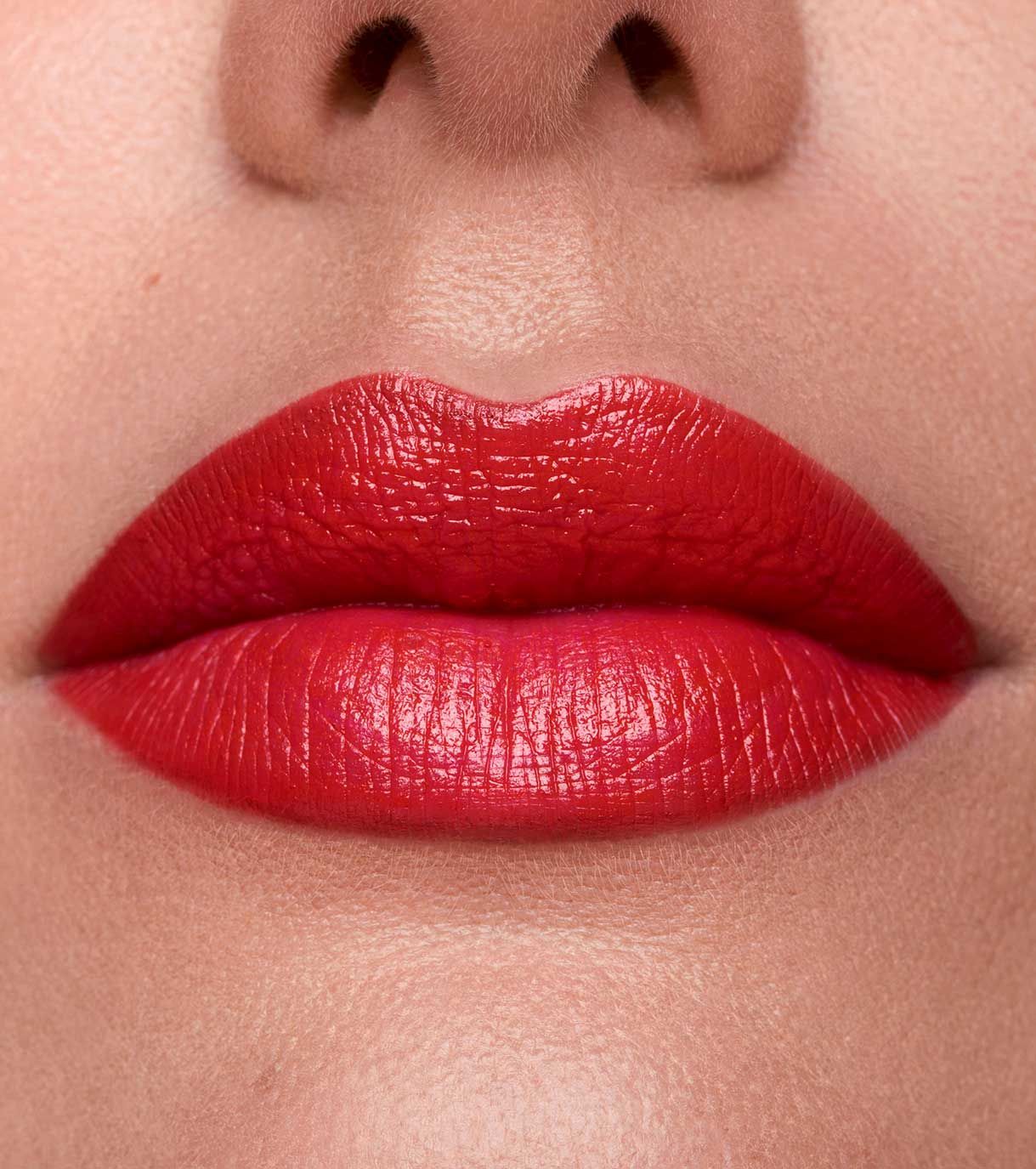 Labbra rosse con rossetto lucido.