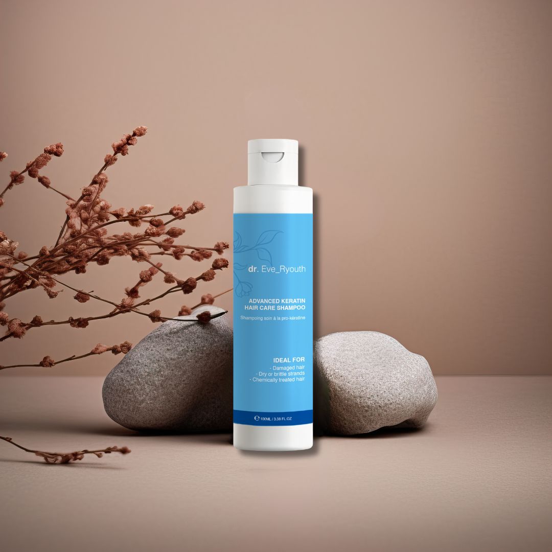Flacone di shampoo con etichetta blu. Testo: Advanced Keratin Hair Care Shampoo. Ideale per capelli colorati, secchi o trattati chimicamente.