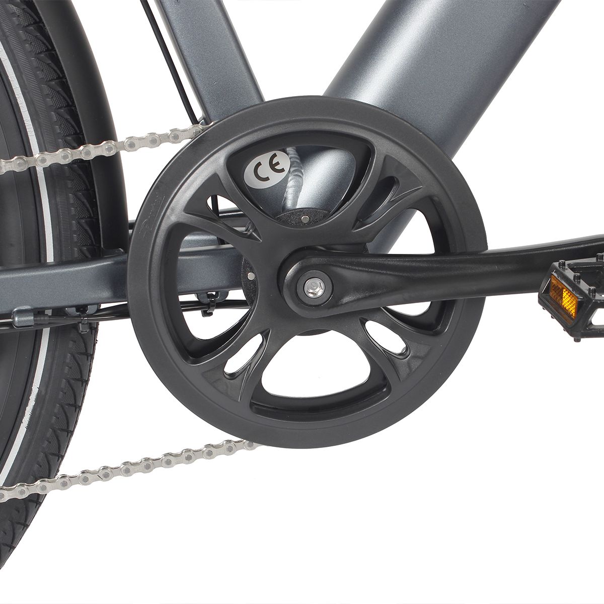 Primo piano del movimento centrale dell'e-bike grigia. Pedivella nera, catena, pedali. Marchio CE.