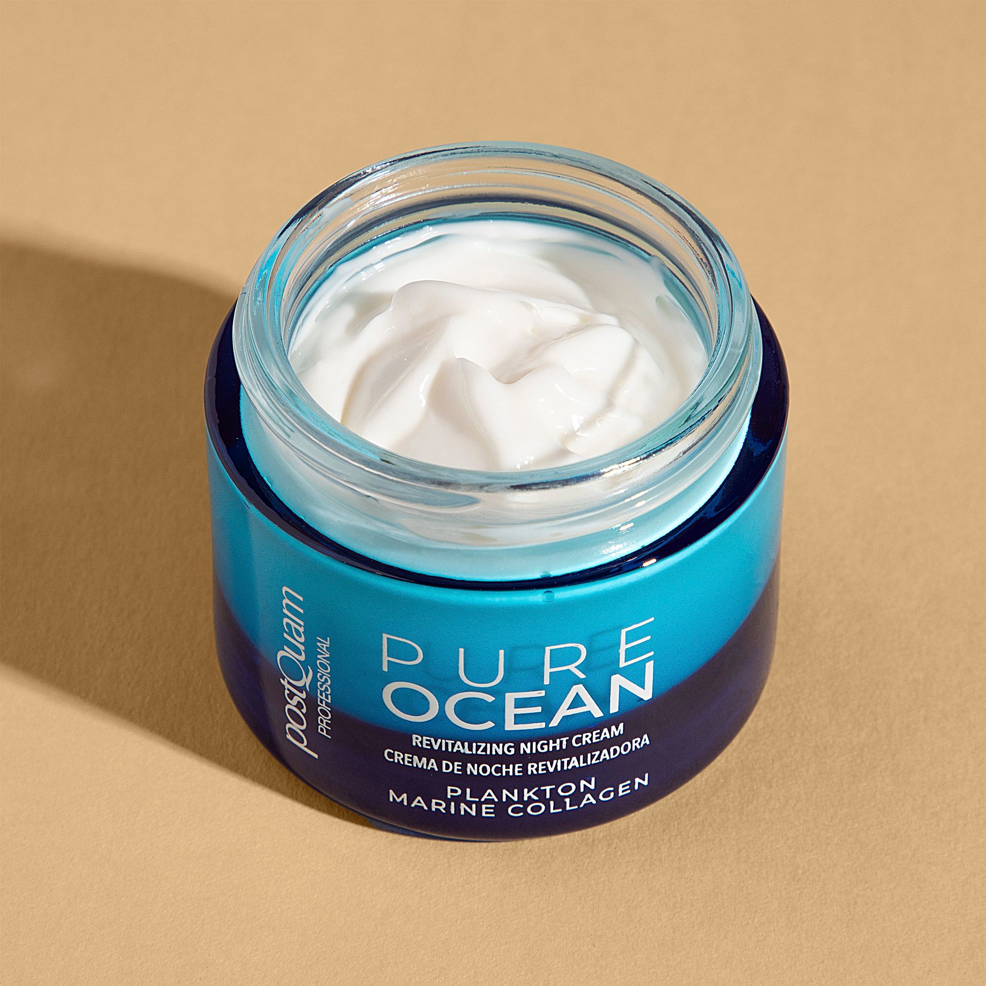 Barattolo di crema notte PostQuam aperto. Crema visibile. Scritta: Pure Ocean, Revitalizing Night Cream, Plankton Marine Collagen.