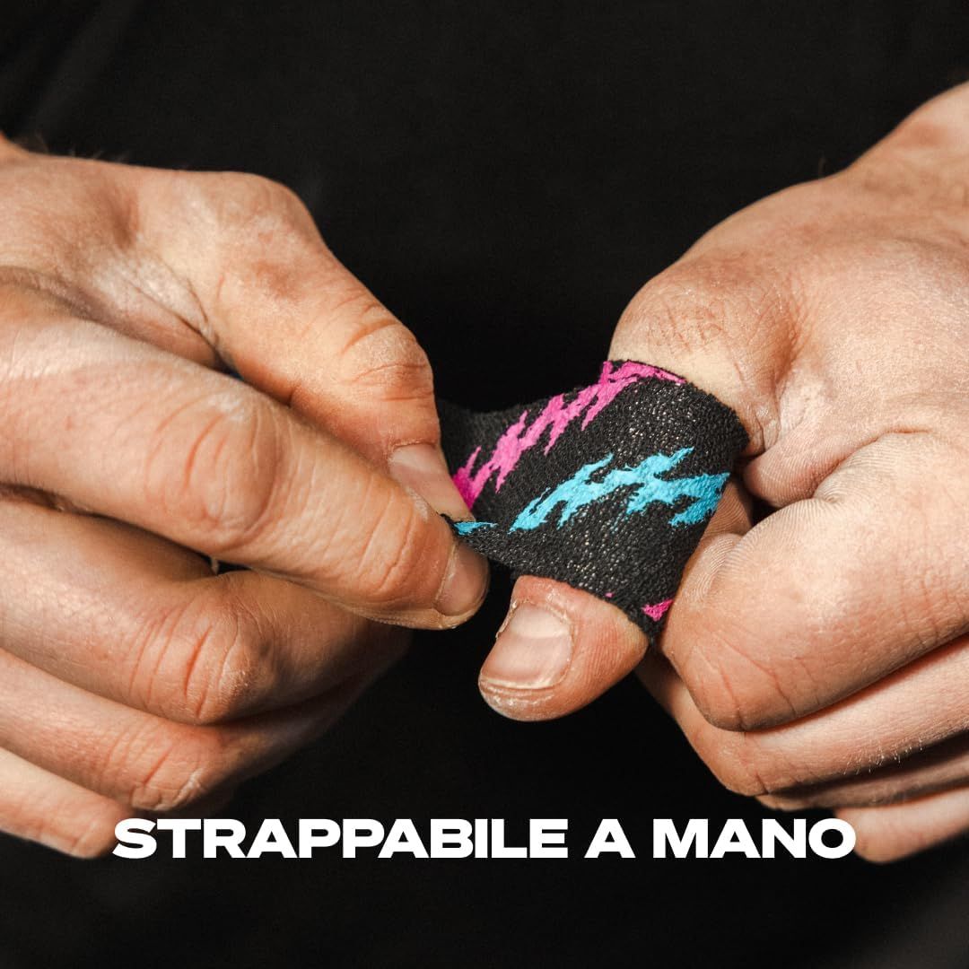 Nastro per pollice applicato con magnesite bianca per migliorare la presa durante l'allenamento.