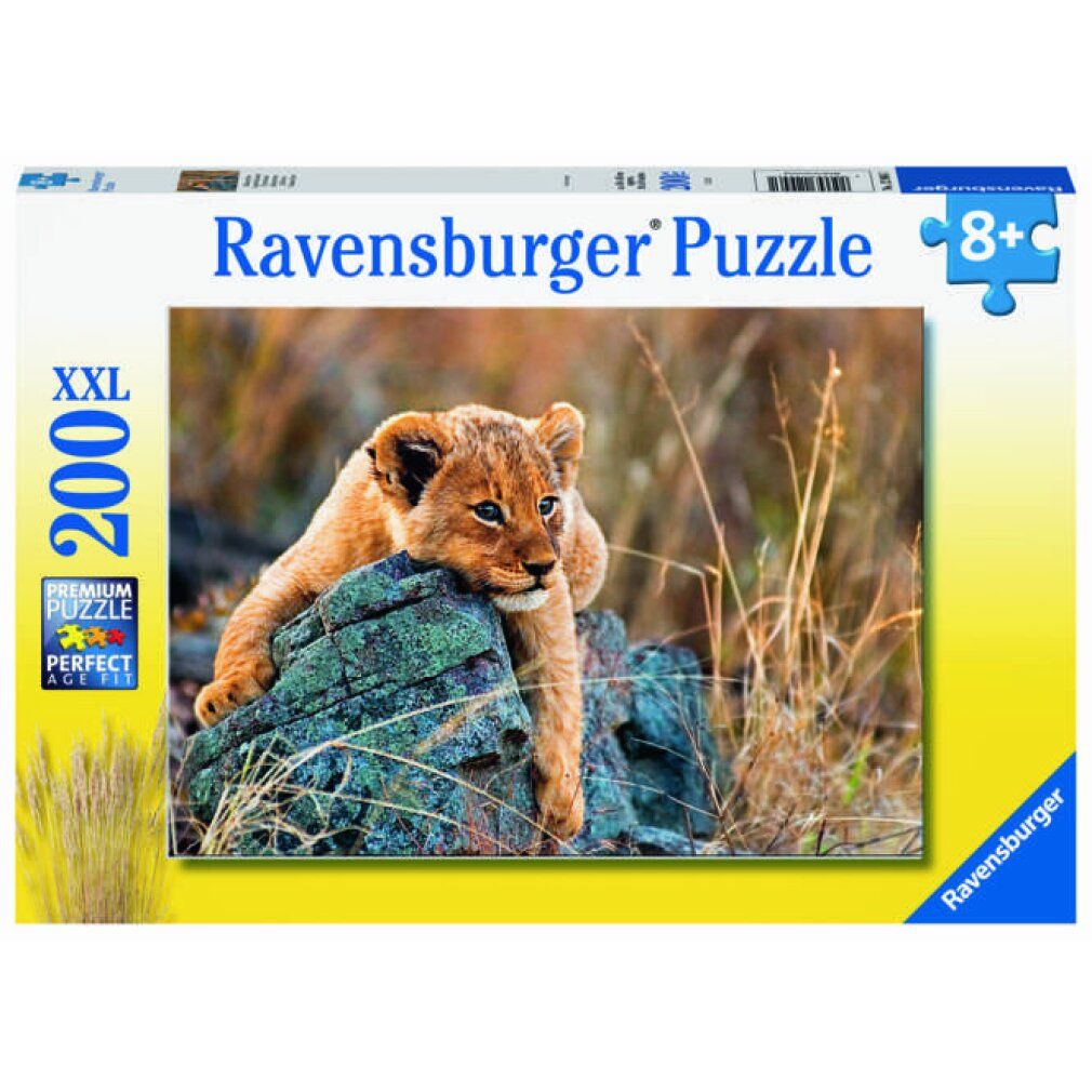 Scatola puzzle con immagine di un cucciolo di leone su una roccia. Marca Ravensburger, 200 pezzi XXL, dai 8 anni.