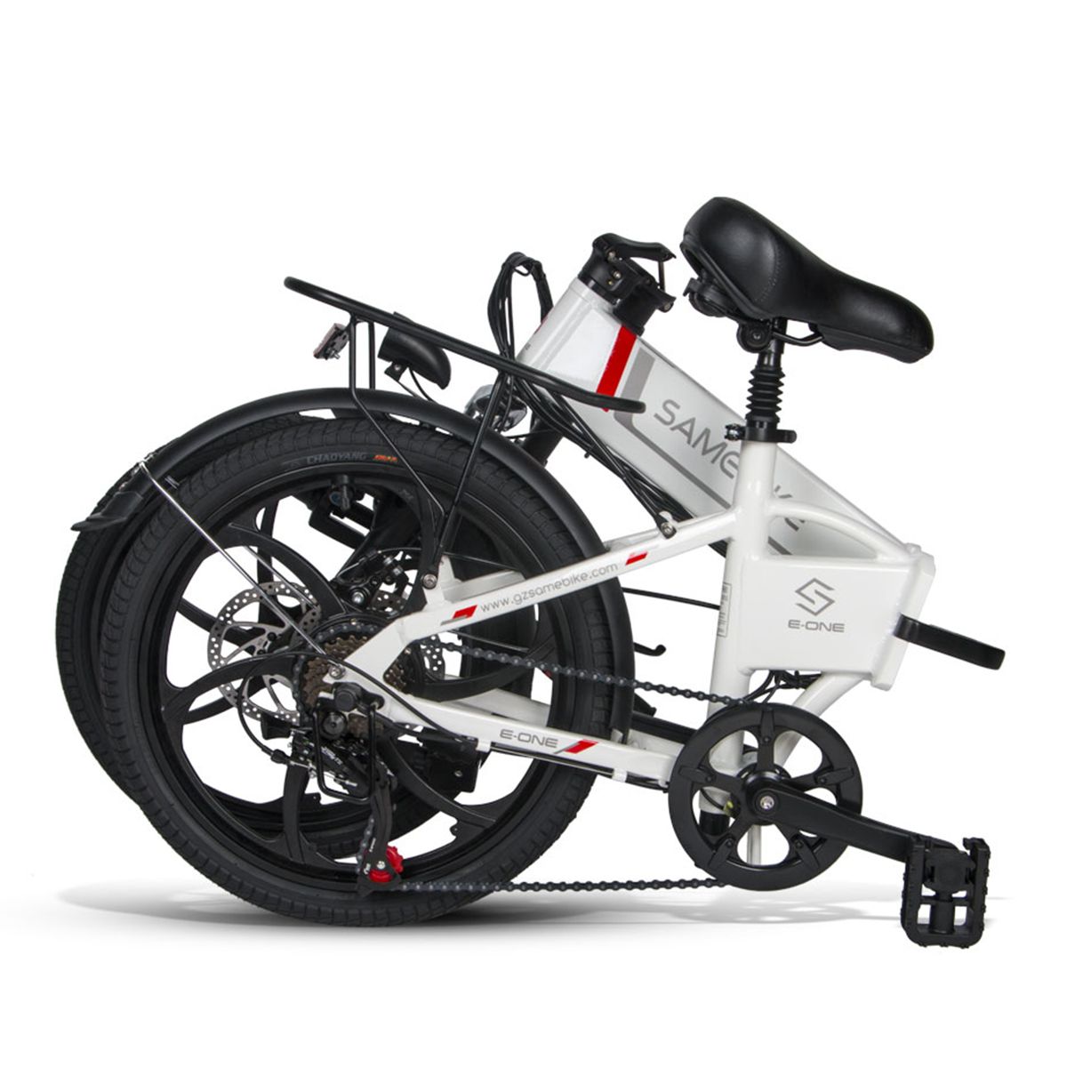 Bicicletta elettrica bianca piegata. Pneumatici, sella e portapacchi neri. Marchio SAMEBIKE. Striscia rossa sul telaio.