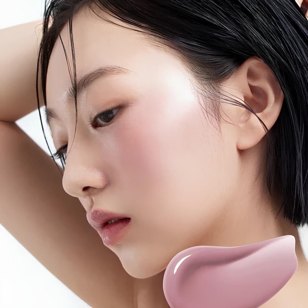 Viso con fard applicato sulle guance. Macchia di fard sotto. Pelle lucida.