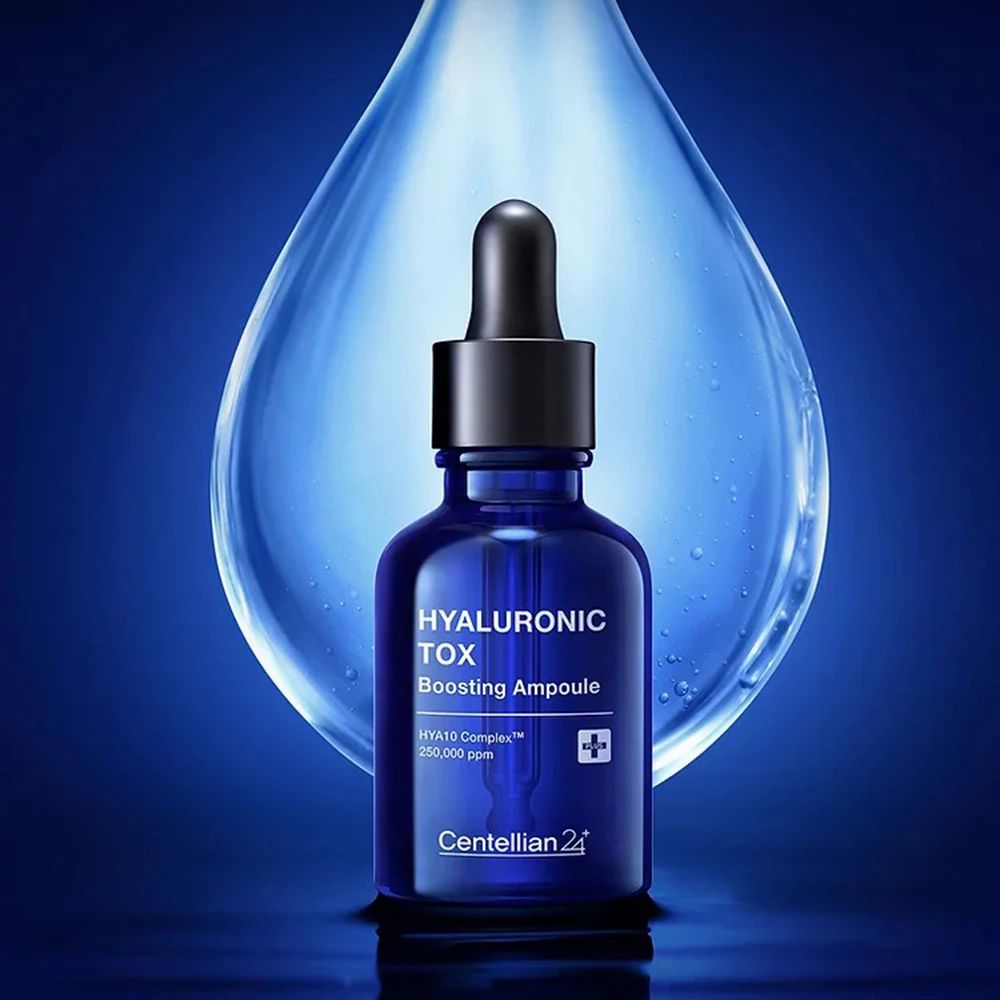 Flacone di vetro blu con tappo nero e contagocce. Scritta: HYALURONIC TOX Boosting Ampoule. Marchio: Centellian 24.