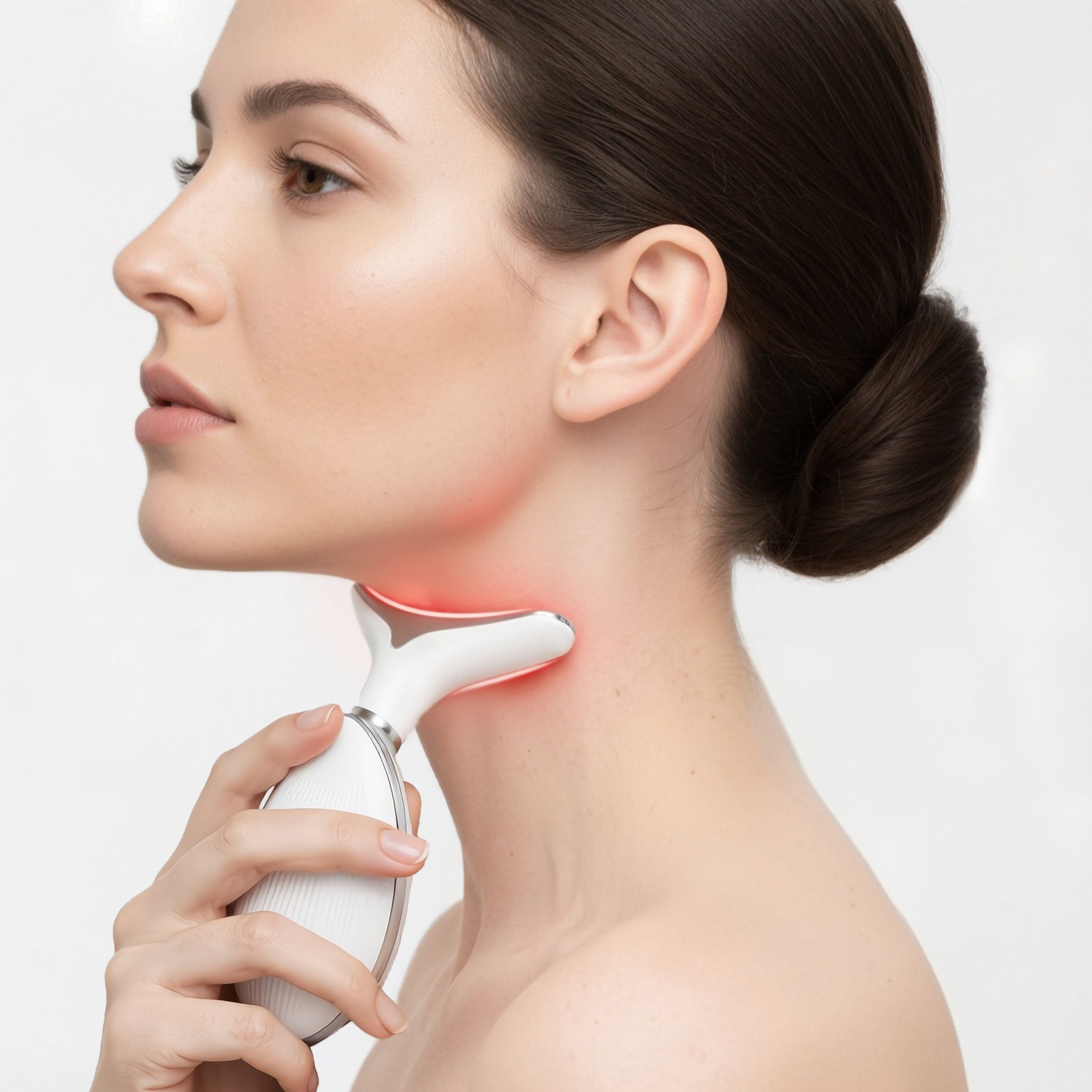 Dispositivo bianco ergonomico per il viso. Applicazione sul collo. Effetti luce rossi.