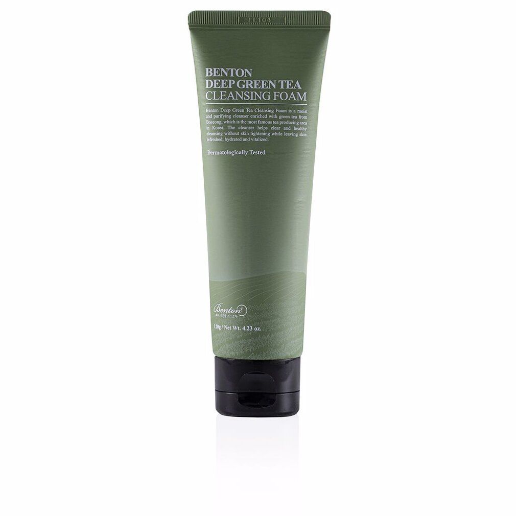 Tubo verde di Benton Deep Green Tea Cleansing Foam. Contiene testo e un tappo nero a battente.