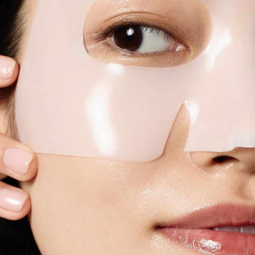 Primo piano di un viso con maschera viso. La maschera viene rimossa.