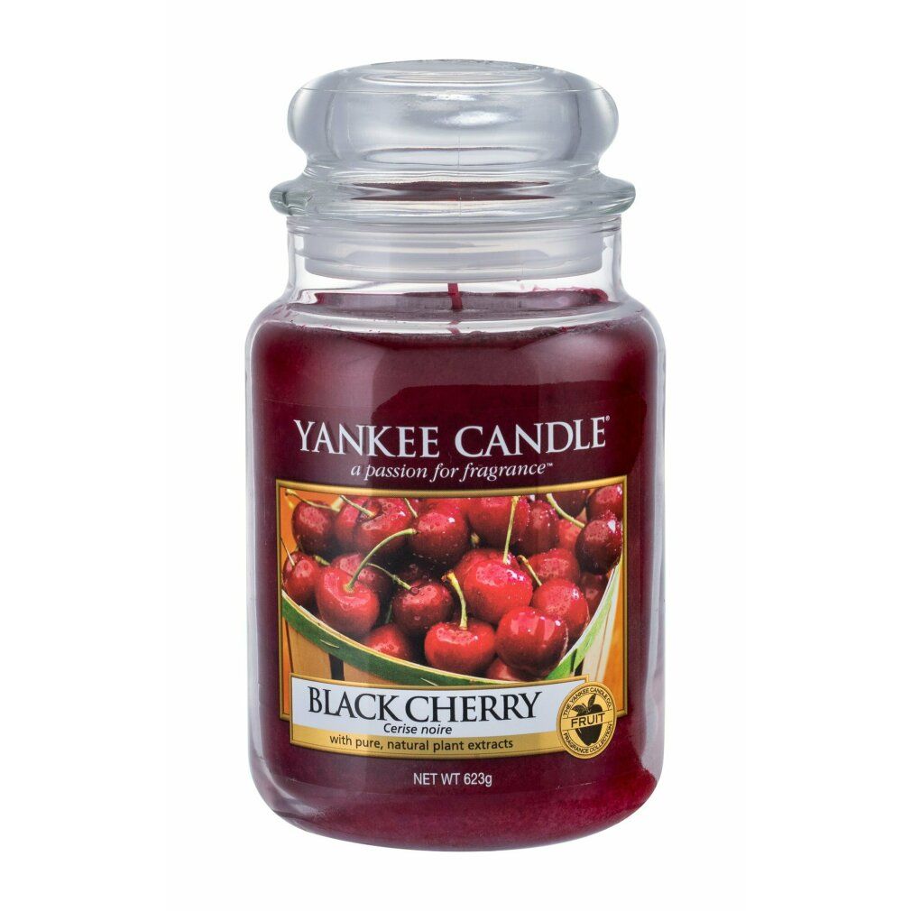 Candela profumata Yankee Candle Black Cherry. Contenitore in vetro con coperchio. Etichetta con immagine di ciliegie e testo.