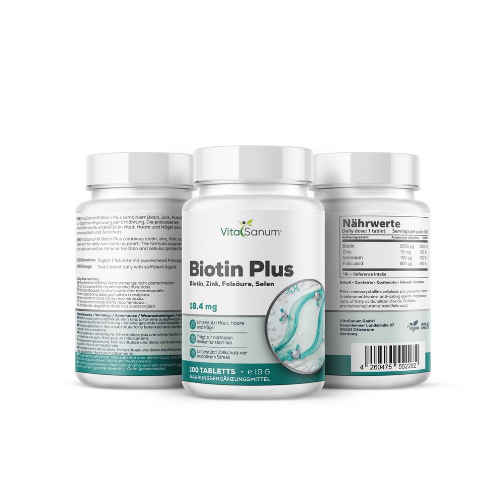 Tre flaconi di VitaSanum® Biotin Plus. Flaconi bianchi con etichette. Scritta: Biotin Plus, Zinco, Acido folico, Selenio. 100 compresse.