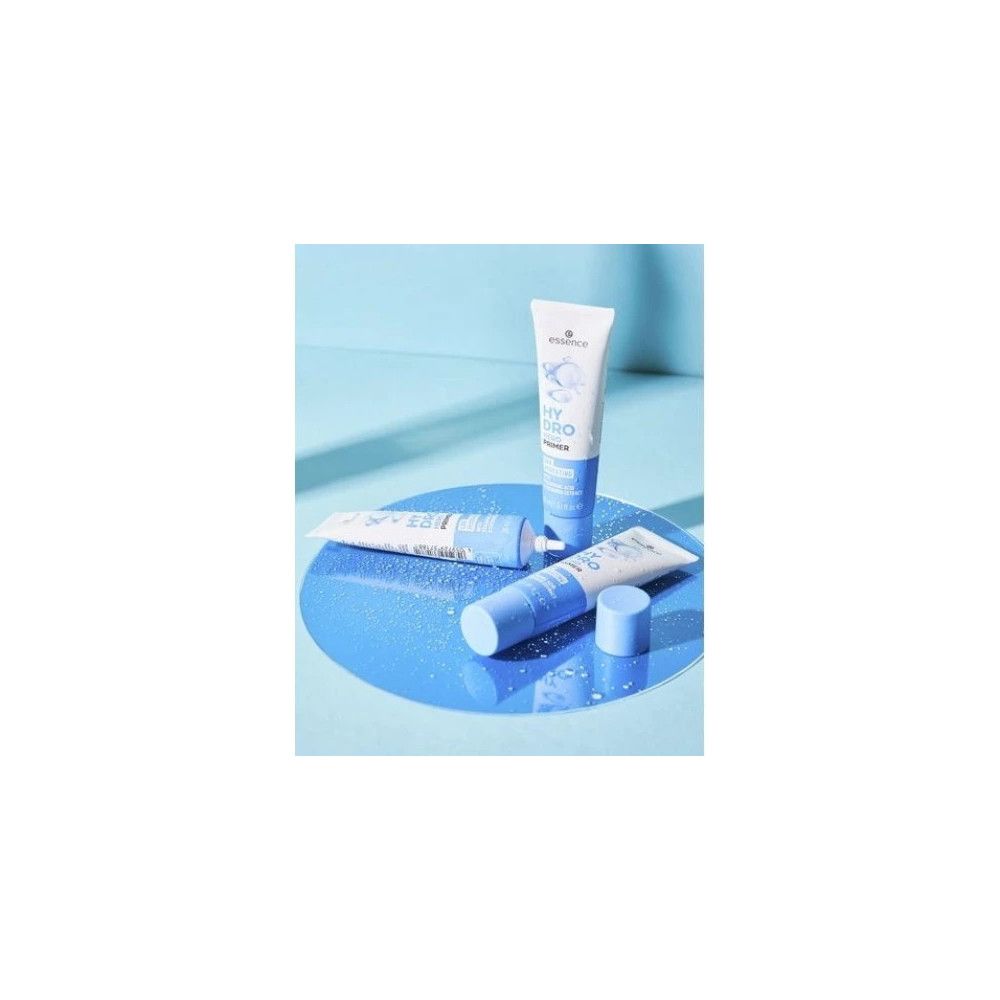 Tre tubetti bianco-blu su superficie blu. Nome prodotto e marchio visibili. Un tubetto è sdraiato, due in piedi.