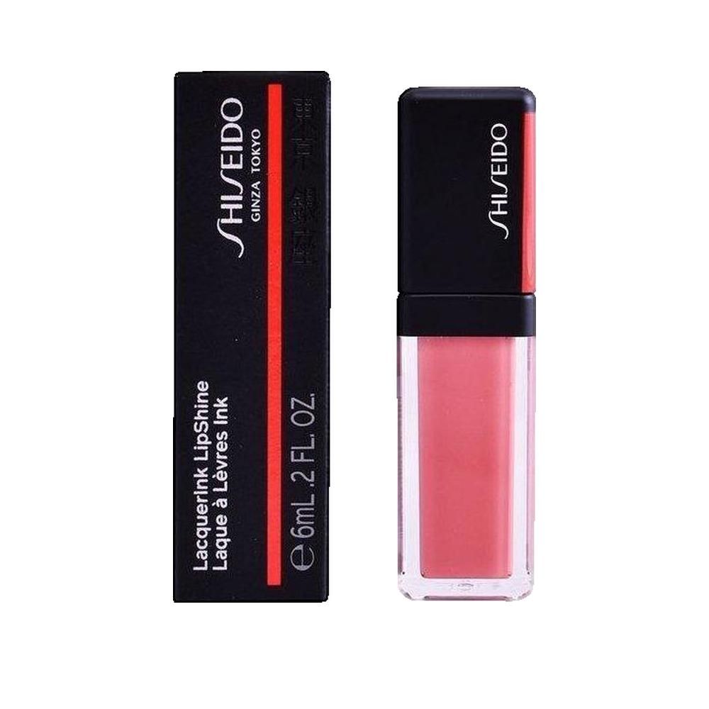 Rossetto SHISEIDO accanto alla confezione nera. Sulla confezione è scritto 'LacquerInk LipShine'.