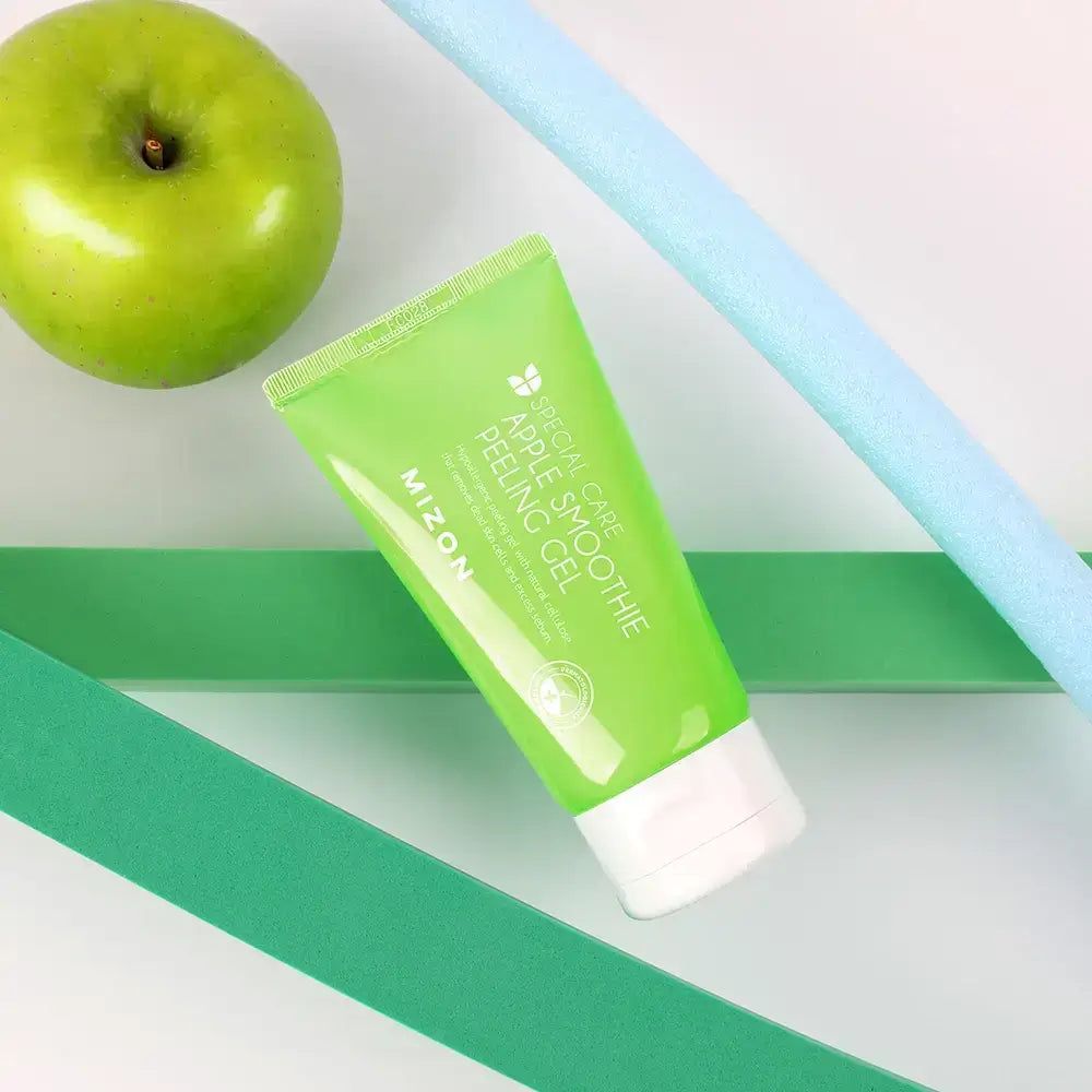 Tubo verde con testo: MIZON Apple Smoothie Peeling Gel. Accanto, mela e strisce colorate.