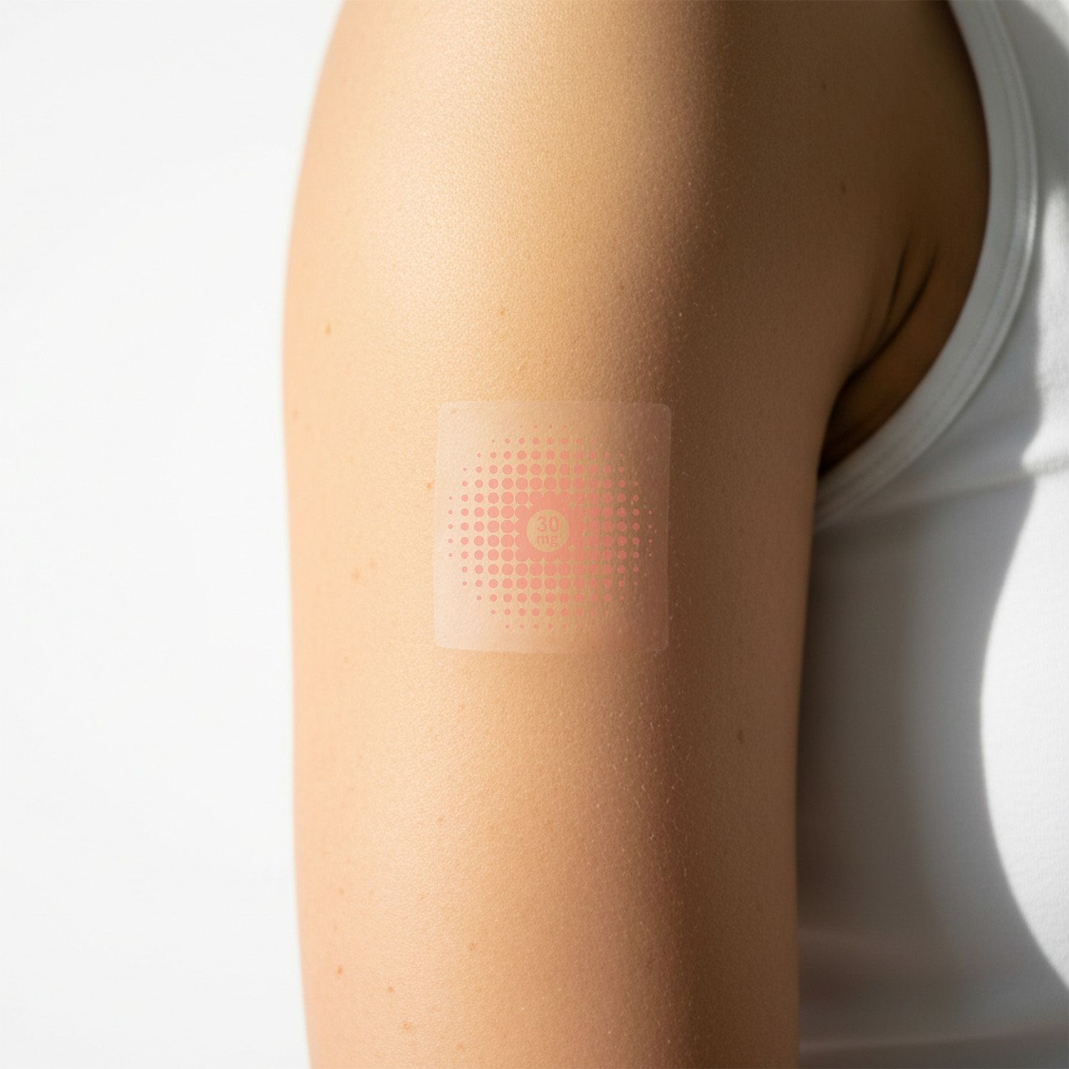 Cerotto CBD su un braccio. Quadrato, trasparente con motivo a punti rossi. Applicato sulla pelle.