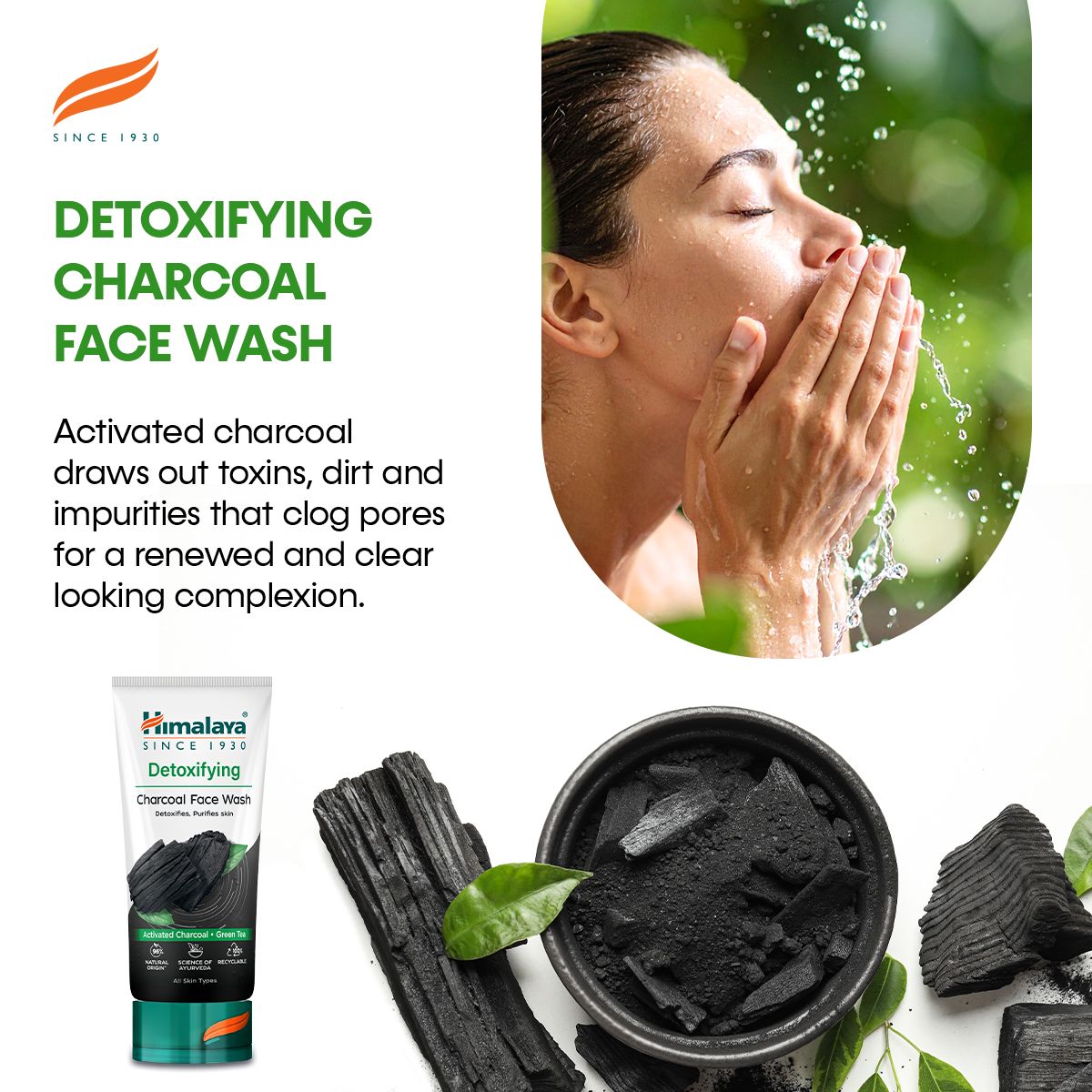 Donna si lava il viso con Himalaya Detergente Viso Disintossicante al Carbone. Campione di prodotto in basso a sinistra.
