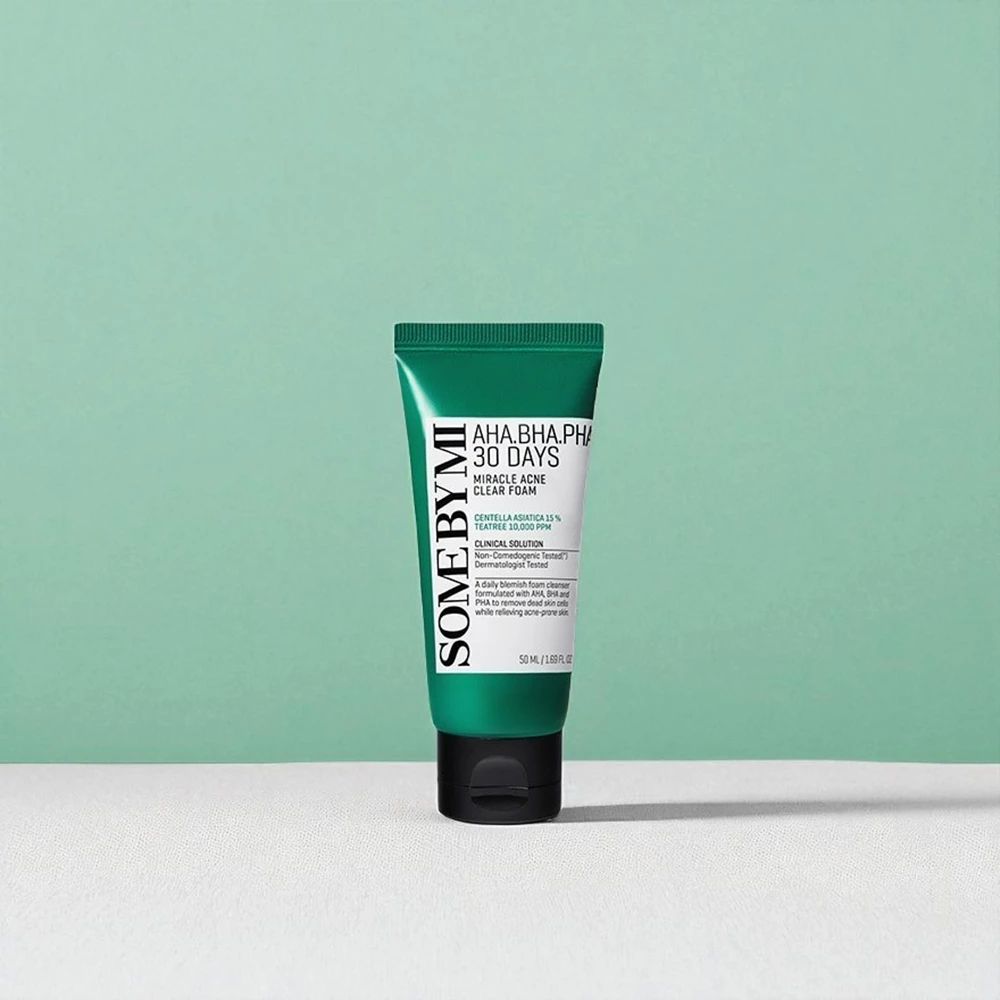 Tubo verde con tappo nero. Scritta: SOME BY MI, AHA.BHA.PHA 30 DAYS Miracle Acne Clear Foam. Nome del prodotto e ingredienti.