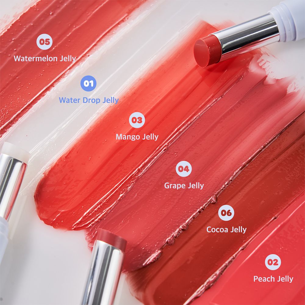 Diversi colori di balsamo labbra su una superficie bianca. Sugli stick di balsamo labbra è scritto "Ripplesh Jelly".