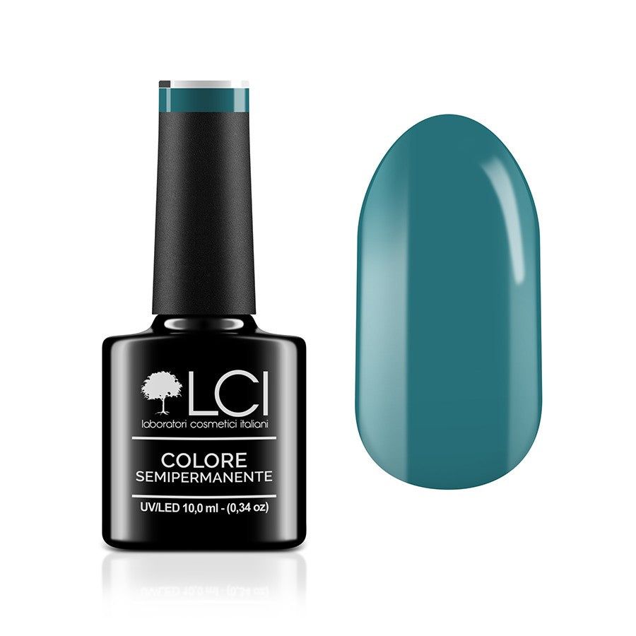 Flacone di smalto verde e campione di unghia smaltata. Scritta: LCI, Colore Semipermanente.