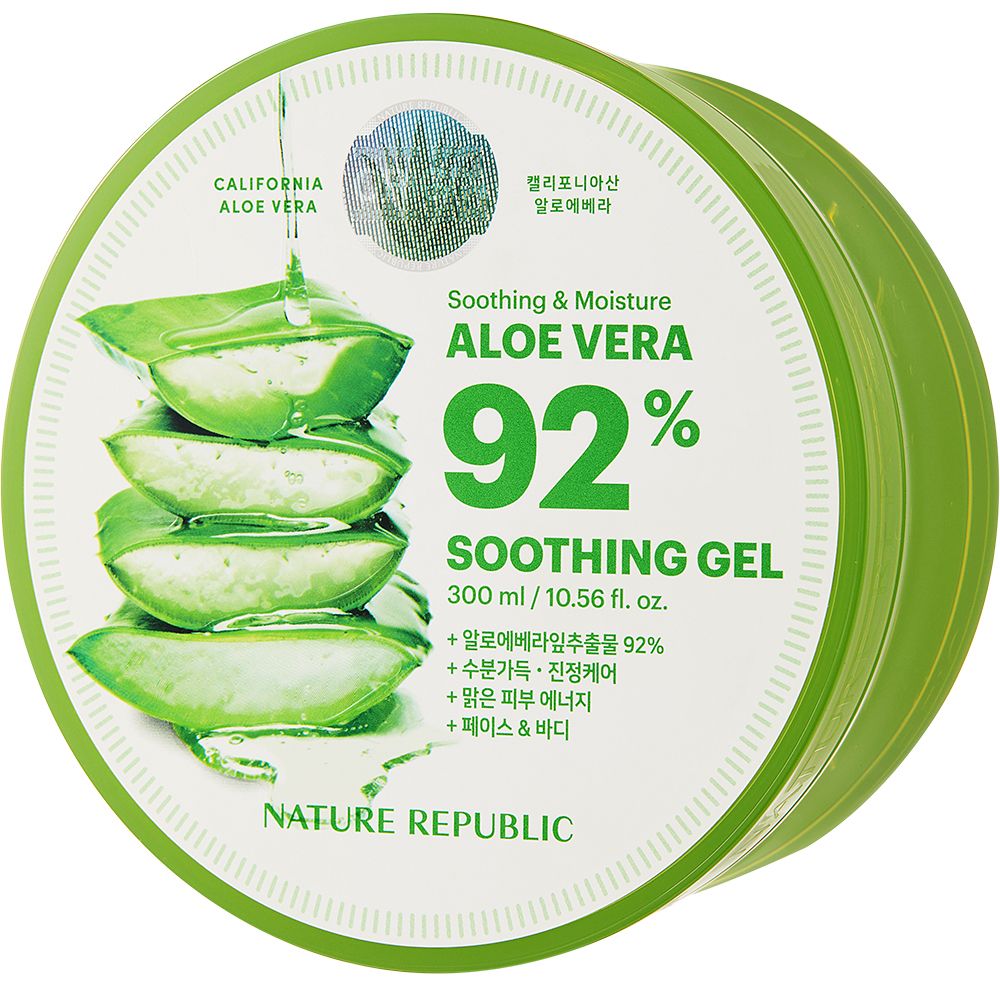 Contenitore rotondo con coperchio verde. Sul coperchio, "Aloe Vera 92% Soothing Gel". Foglie di aloe vera e testo.