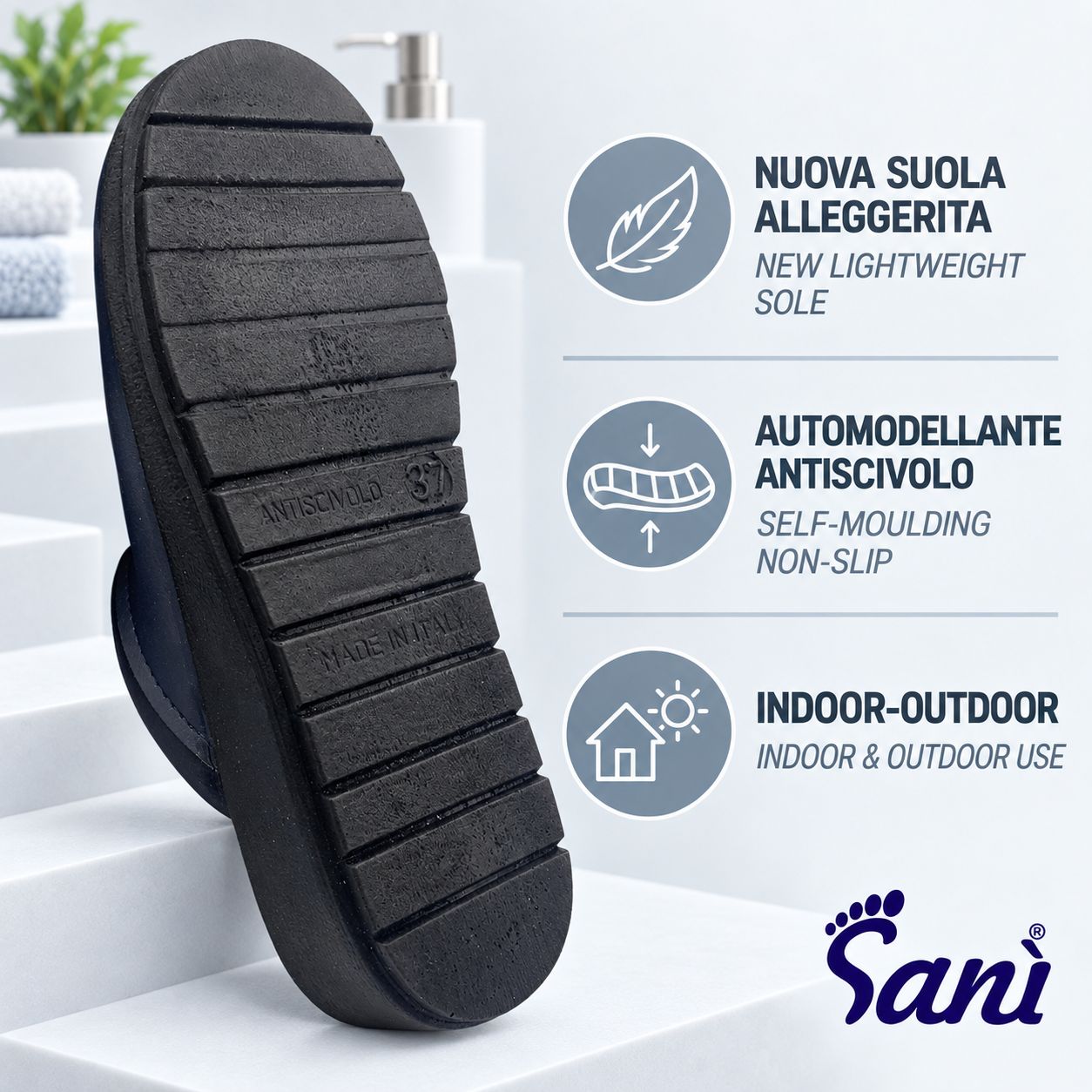 Zoccolo bianco traforato con logo a forma di piede argentato. Tomaia in pelle, soletta in pelle.
