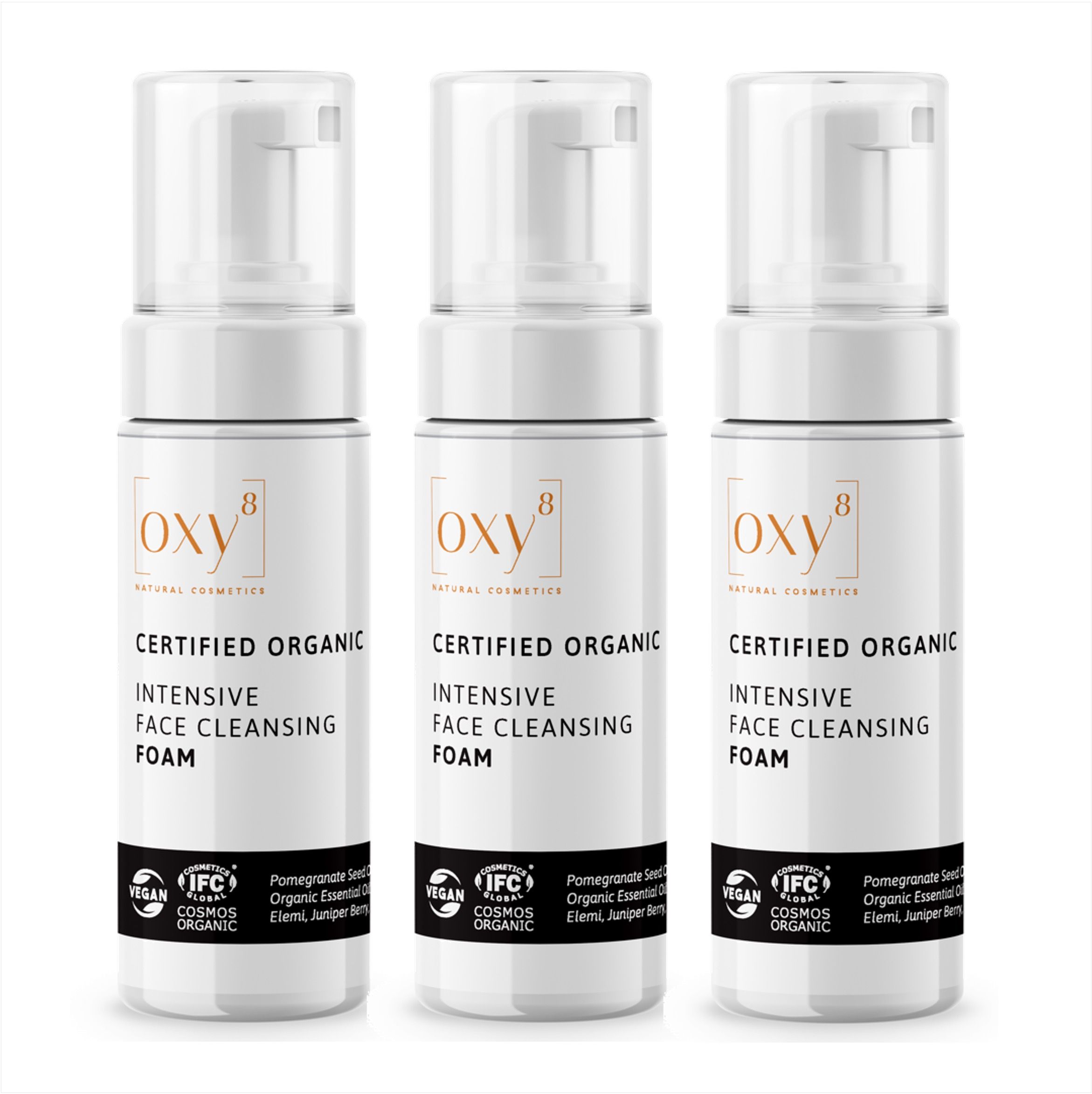 Tre flaconi di schiuma detergente. Design bianco con erogatore a pompa. Testo: oxy8, Certified Organic, Face Cleansing Foam.