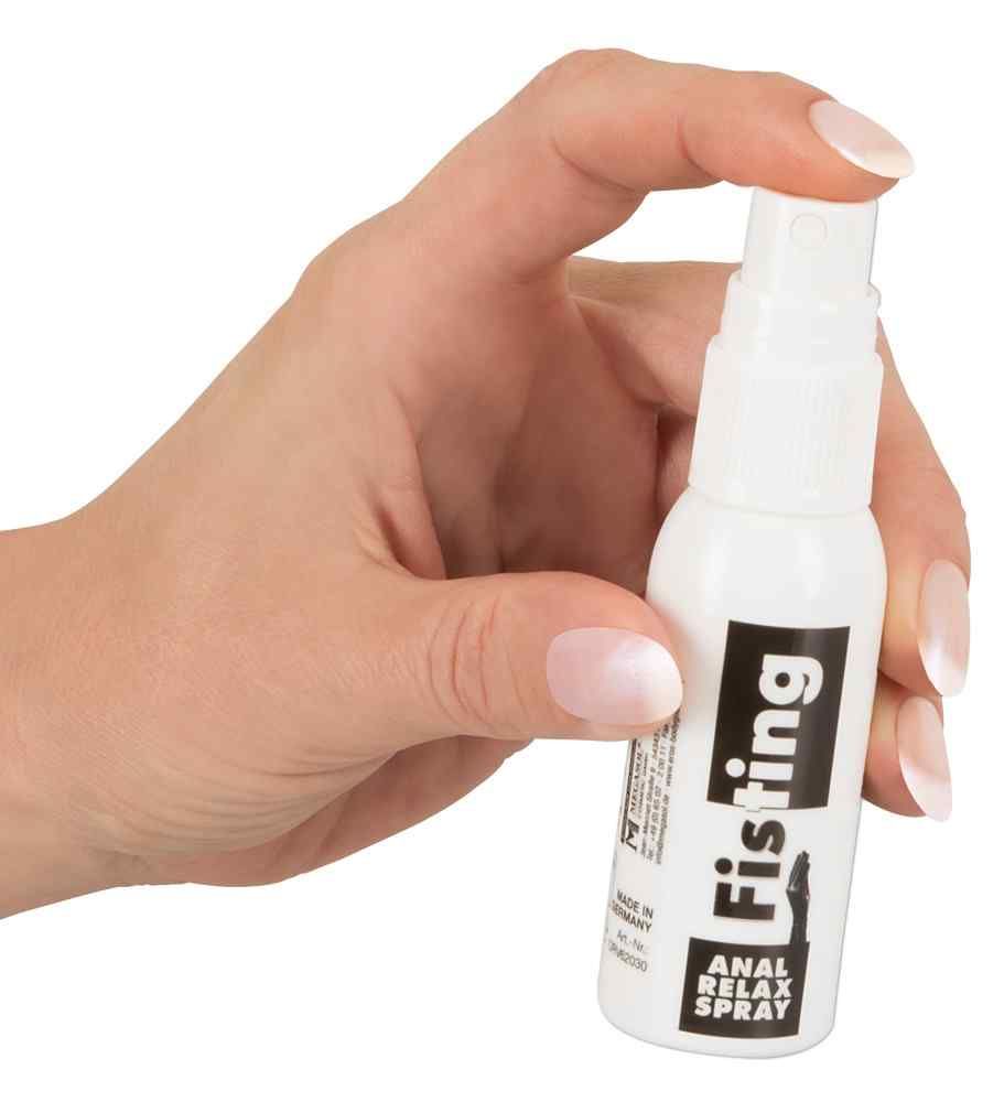 Flacone spray bianco con etichetta nera, etichettato 'Fisting ANAL RELAX SPRAY'.