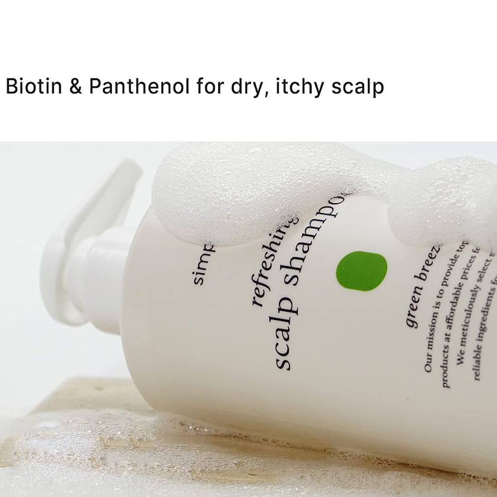 Flacone di shampoo bianco con dosatore, parzialmente ricoperto di schiuma. Scritta: "simplyO refreshing scalp shampoo green breeze". Logo verde. Testo: Biotina e Pantenolo.