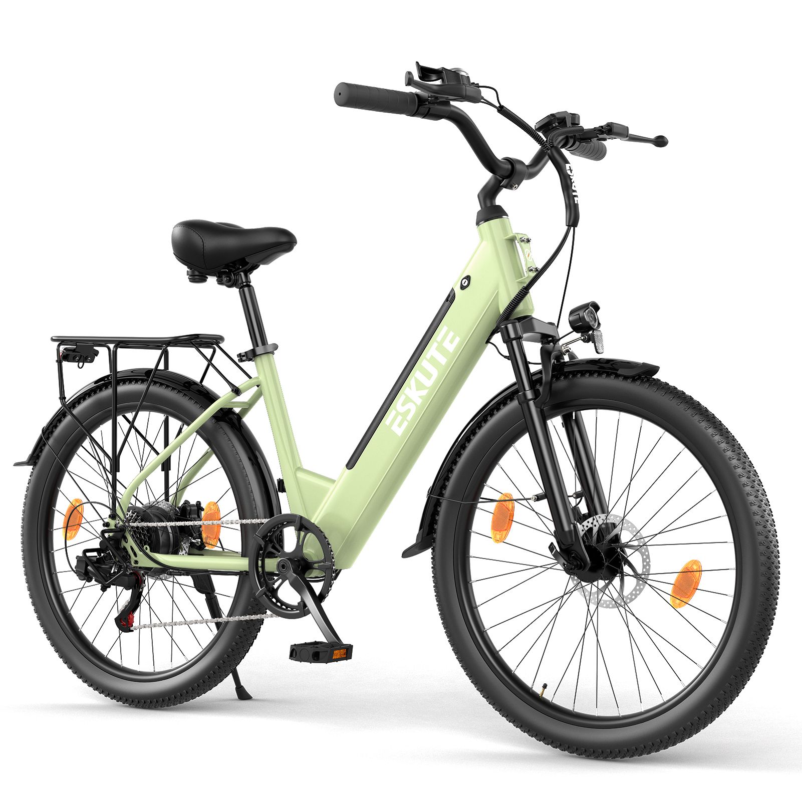 E-bike city verde chiaro. Pneumatici, parafanghi e manubrio neri. Portapacchi posteriore. Logo ESKUTE sul telaio.