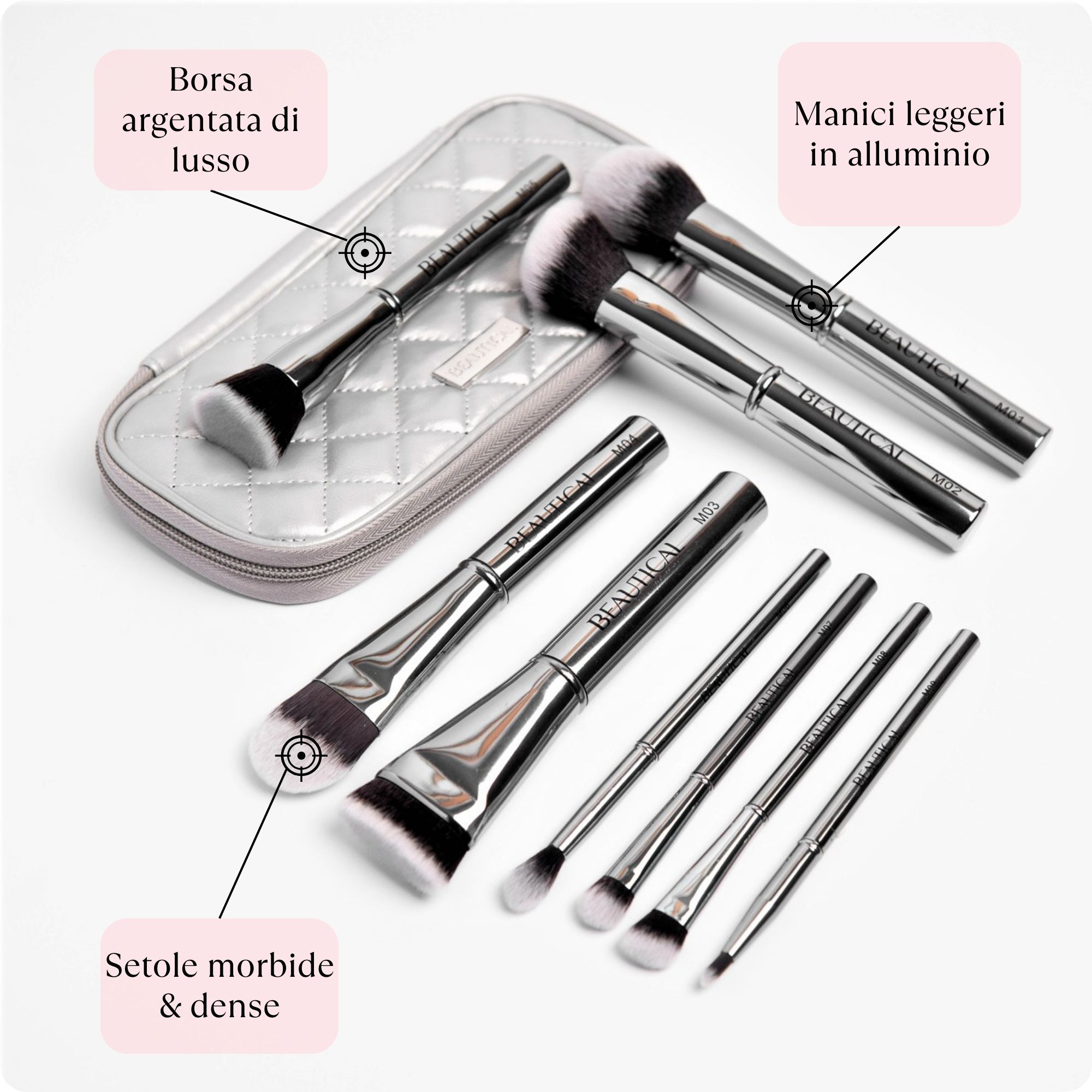Set di pennelli con custodia argentata. Il marchio BEAUTICAL è visibile. Su sfondo rosa.