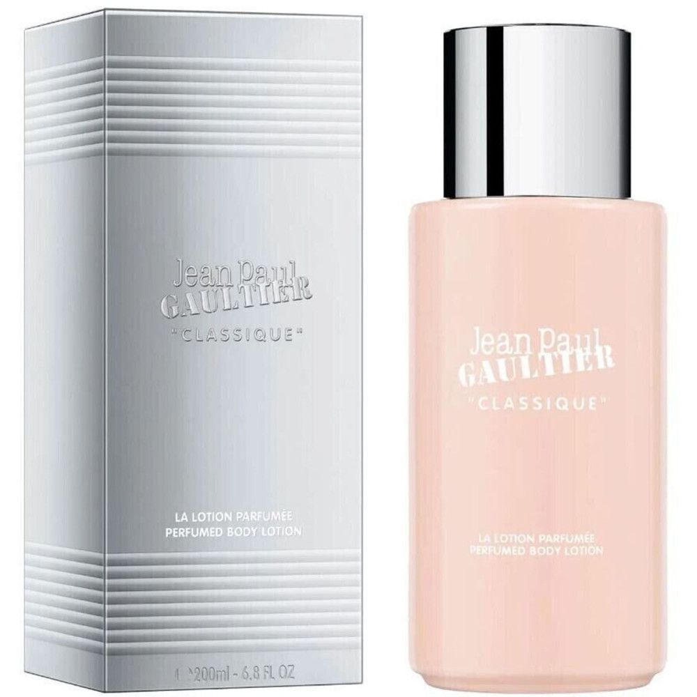 Flacone e scatola di lozione per il corpo rosa. Scritta: Jean Paul Gaultier "Classique". Lozione corpo profumata. Scatola argentata.