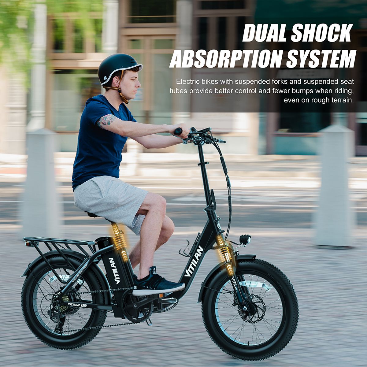 Persona in bicicletta su una bicicletta elettrica nera. Marchio VITILAN.