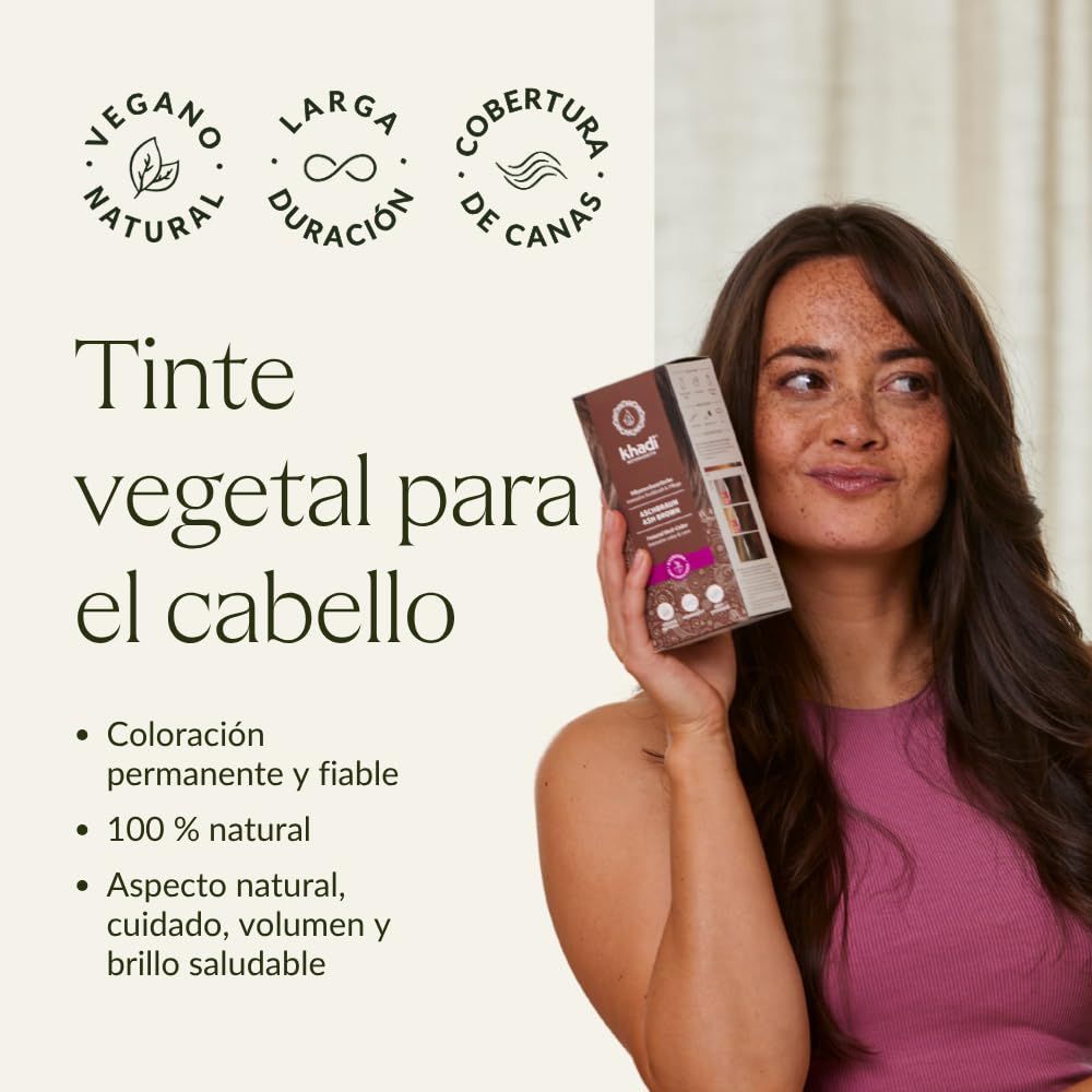 Donna tiene confezione prodotto. Sulla confezione è scritto 'Khadi'.