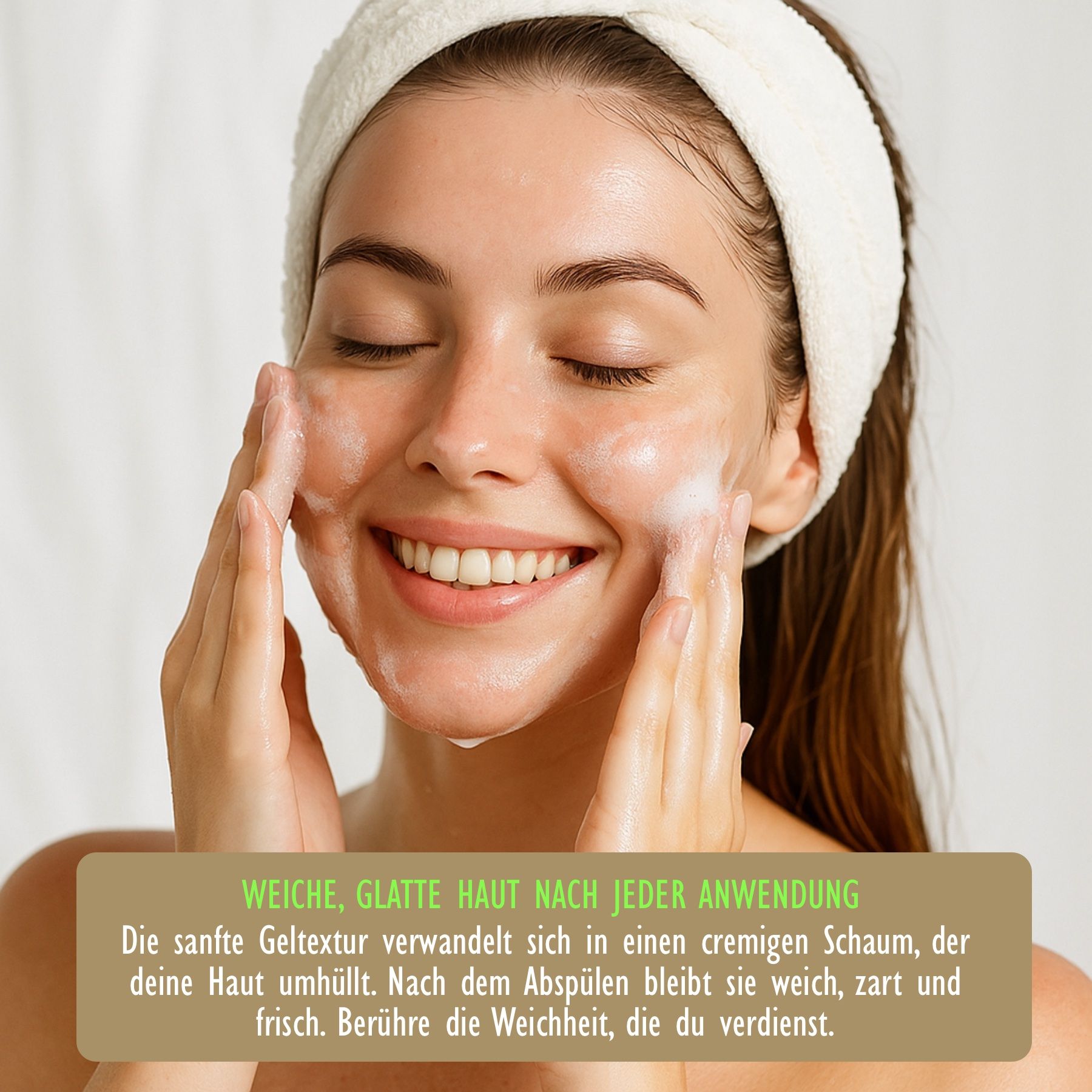 Donna si lava il viso. Testo: Pelle morbida e liscia dopo ogni utilizzo. Schiuma cremosa.